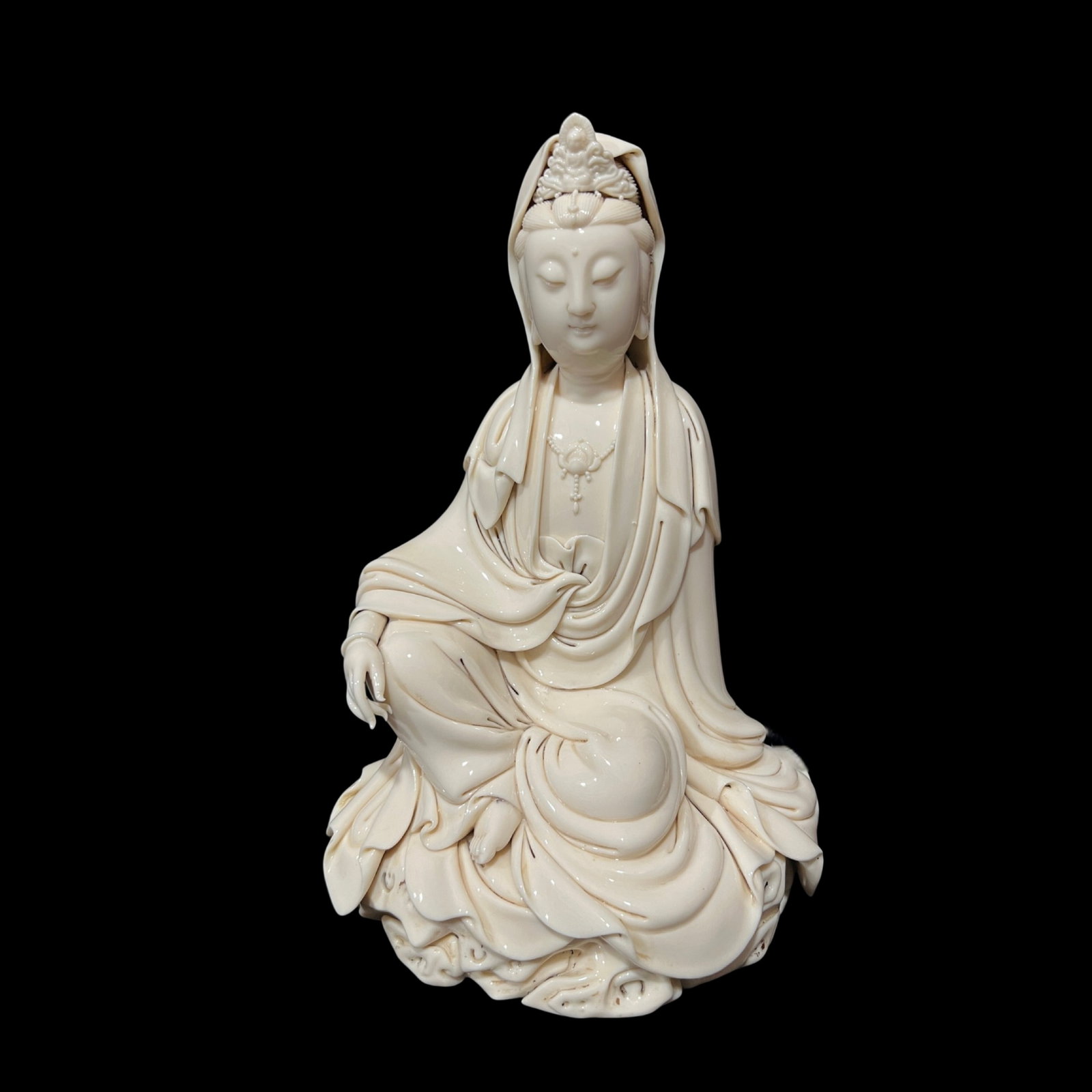 A Solemn Blance-De-Chine Statue of Bodhisattva: A Solemn Blance-De-Chine Statue of Bodhisattva,Ming Dynasty,China,He Chaozong Mark,Size:12.2in 德化瓷菩萨像,中国明代,何朝宗