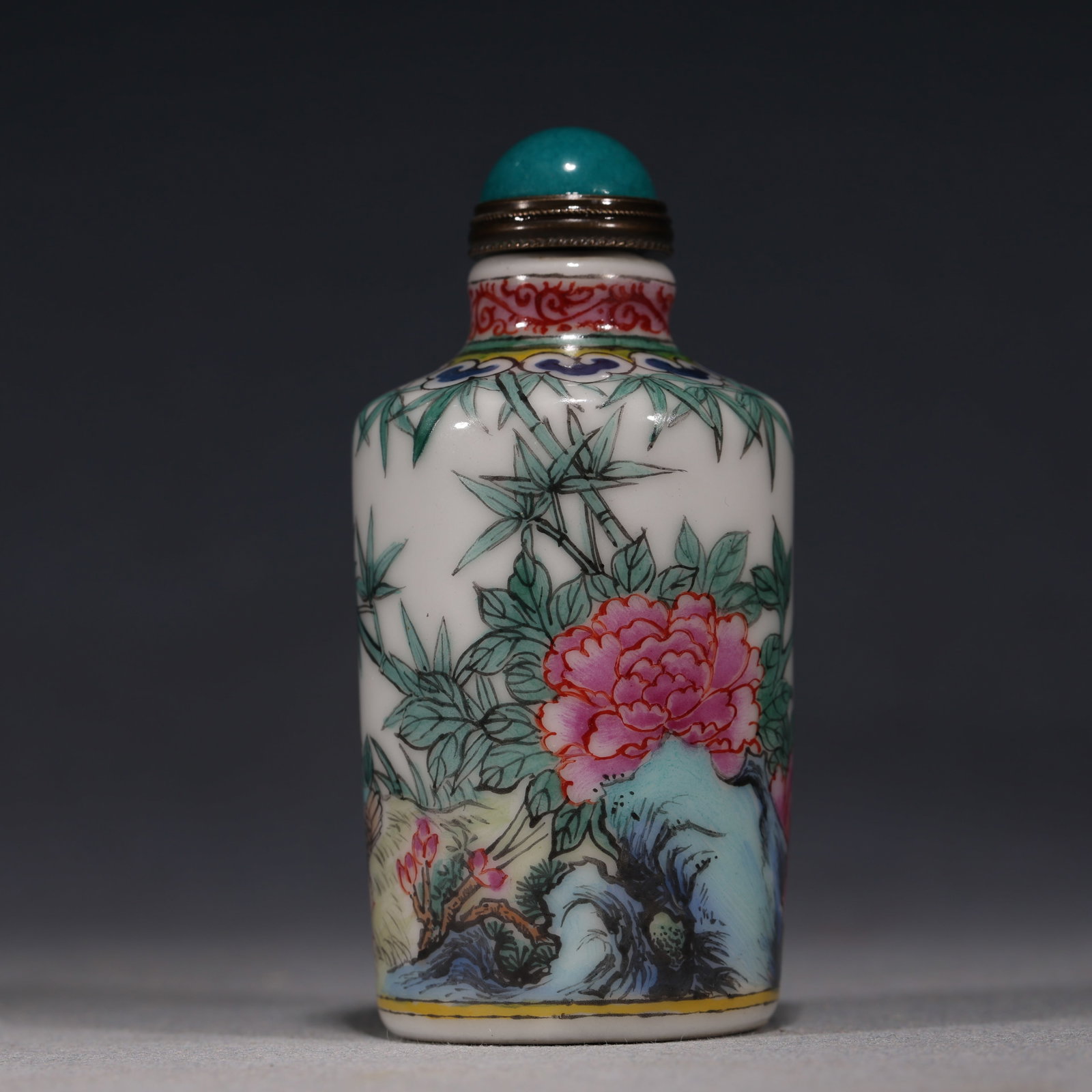 An Exquisite Famille-Rose Peony Snuff Bottle: An Exquisite Famille-Rose Peony Snuff Bottle,Qing Dynasty, China,Daoguang Four-character Mark,Size:1.6in×1.6in×3.1in 粉彩竹雀牡丹图鼻烟&