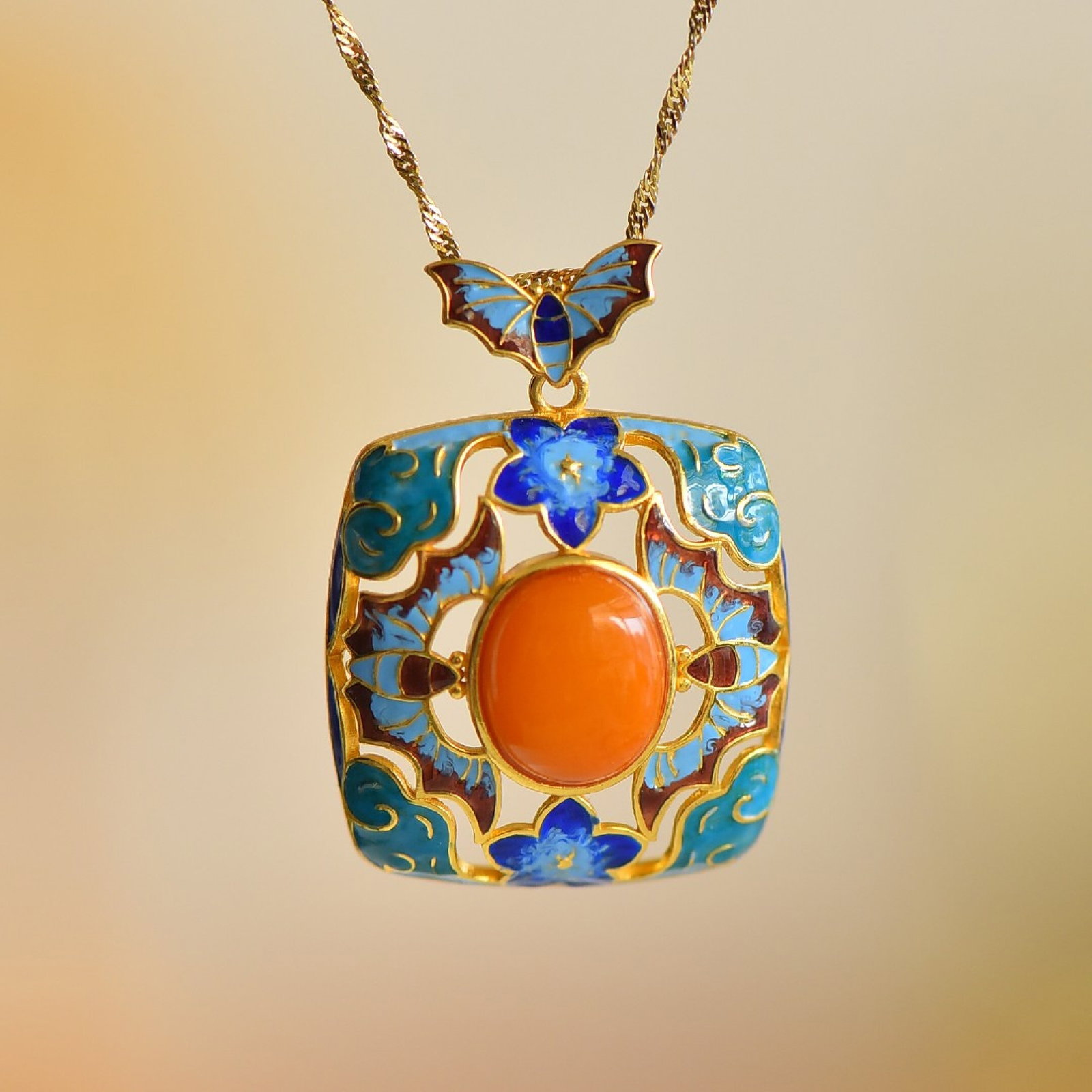 An Exquisite Sterling Silver-Gold Plated Inlaid Beeswax Necklace: An Exquisite Sterling Silver-Gold Plated Inlaid Beeswax Necklace,Size:10mmx12mm 纯银镀金镶蜜蜡项链