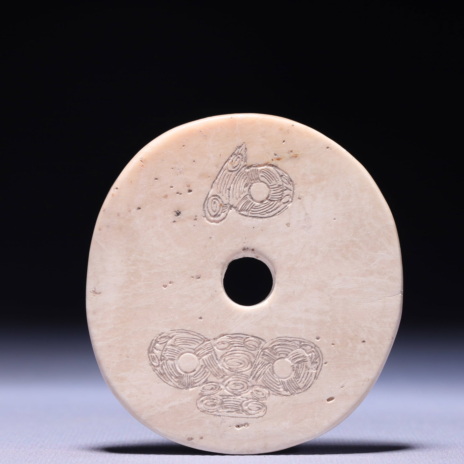 An Archaic Hongshan Culture White chicken bones Beast Pattern Pendant: An Archaic Hongshan Culture White chicken bones Beast Pattern Pendant,Ancient Time,China,Size:2.8inx3inx0.2in,Weight:91g 红山文化鸡骨白兽纹挂