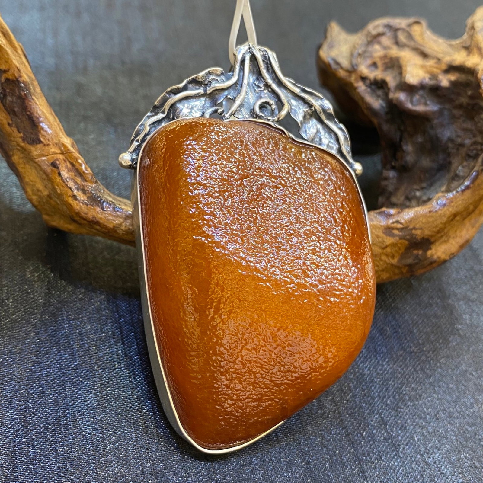 An Exquisite Beeswax Inlaid Silver Necklace: An Exquisite Beeswax Inlaid Silver Necklace,Size:41.6mm,Weight:36.9g 蜜蜡镶银项链