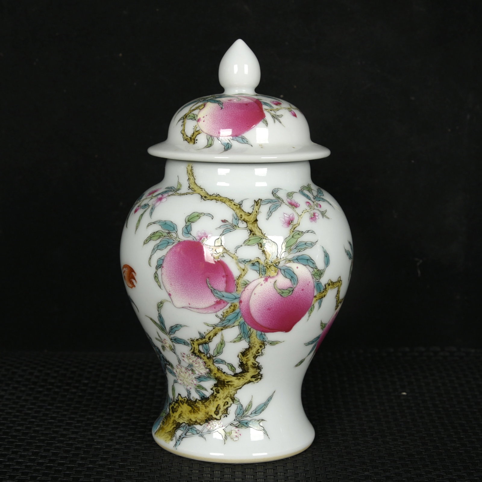 An Exquisite Enamel Bats and Peach Pattern Jar with Cover: An Exquisite Enamel Bats and Peach Pattern Jar with Cover,Qing Dynasty,China,Yongzheng Four-character Mark,Size:6.7inx4.1in 珐琅彩蝙蝠桃子纹盖 