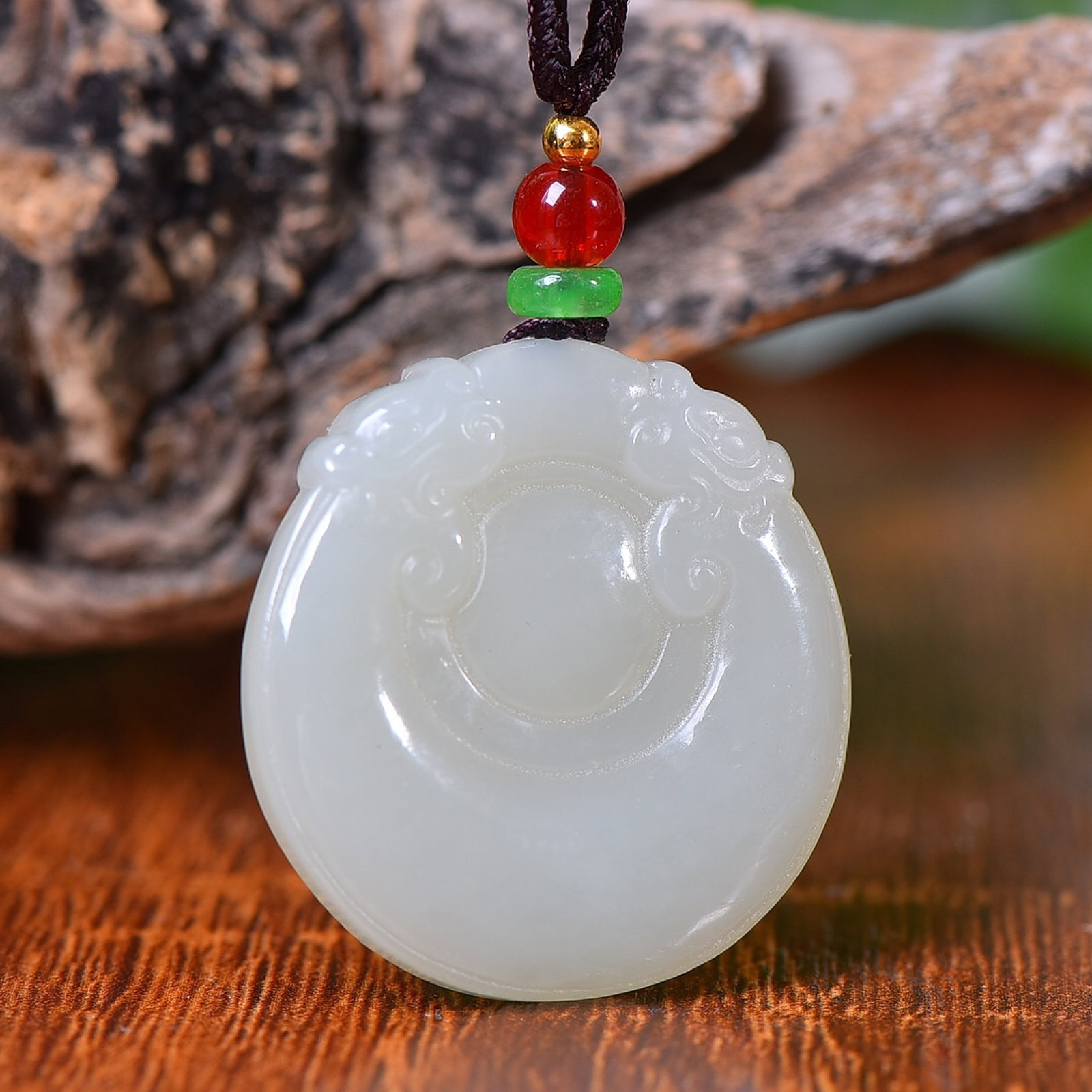 An Exquisite White Jade Dragon Pattern Pendant: An Exquisite White Jade Dragon Pattern Pendant,Size:32mmx33mm (寓意)仿古��头吉祥平安壁,寓意吉祥,ງ