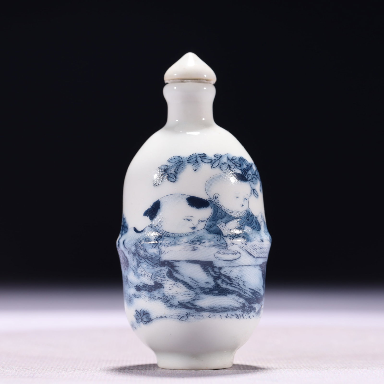 An Exquisite Blue and White Character and Story Pattern Snuff Bottle: An Exquisite Blue and White Character and Story Pattern Snuff Bottle,Qing Dynasty,China,Tongzhi Four-character Mark,Size:1.8inx3.3in,Weight:72g 青花人物故事纹