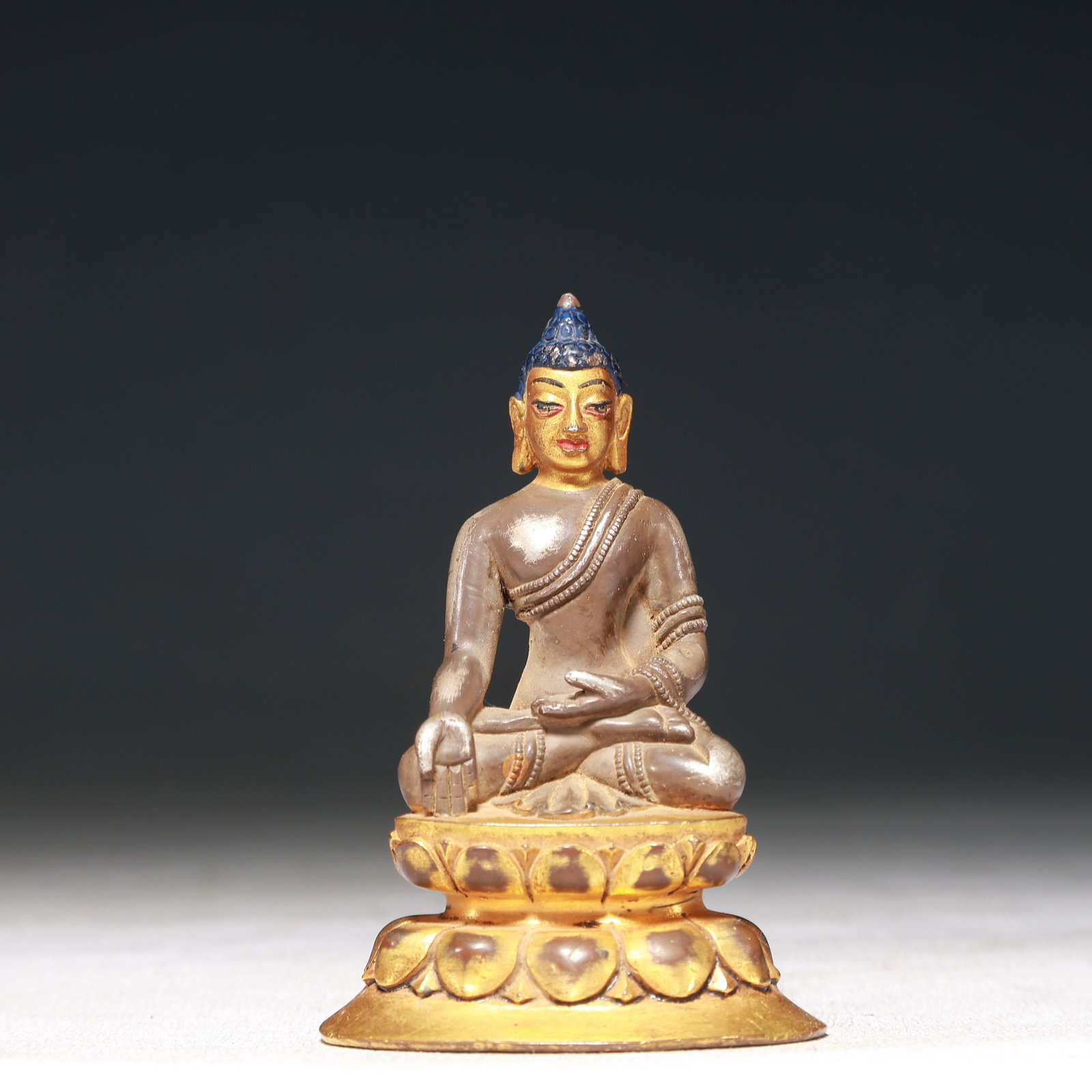 A Solemn Gilt Silver Statue of Sakyamuni: A Solemn Gilt Silver Statue of Sakyamuni,Qing Dynasty,China,Size:2inx1.6inx3.1in,Weight:150g 纯银鎏金释迦摩尼像,中国清代