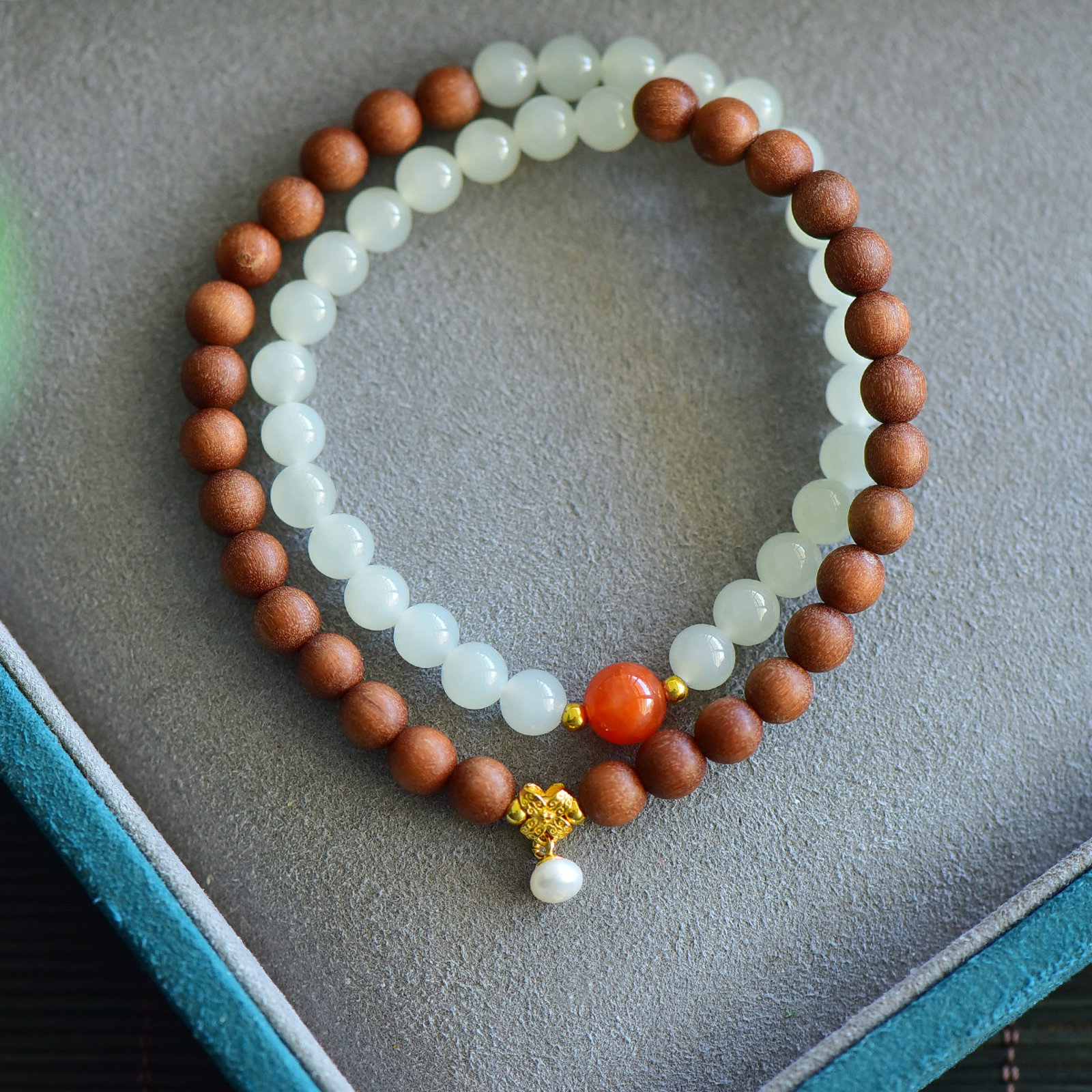 An Exquisite White Jade Sandalwood Bracelets: An Exquisite White Jade Sandalwood Bracelets,Size:6mm 白玉檀香木手串