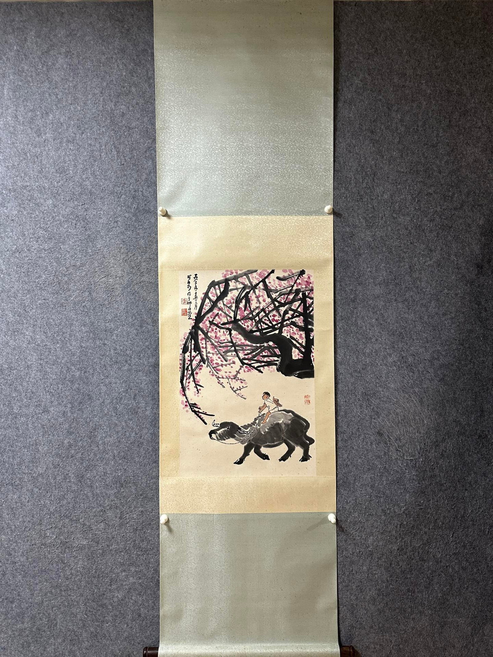 A Chinese Vertical Scroll Ink Painting of Character and Story on Paper: A Chinese Vertical Scroll Ink Painting of Character and Story on Paper,Li Keran,Size:26.8inx17.7in 一幅中国水墨人物故事画立ů