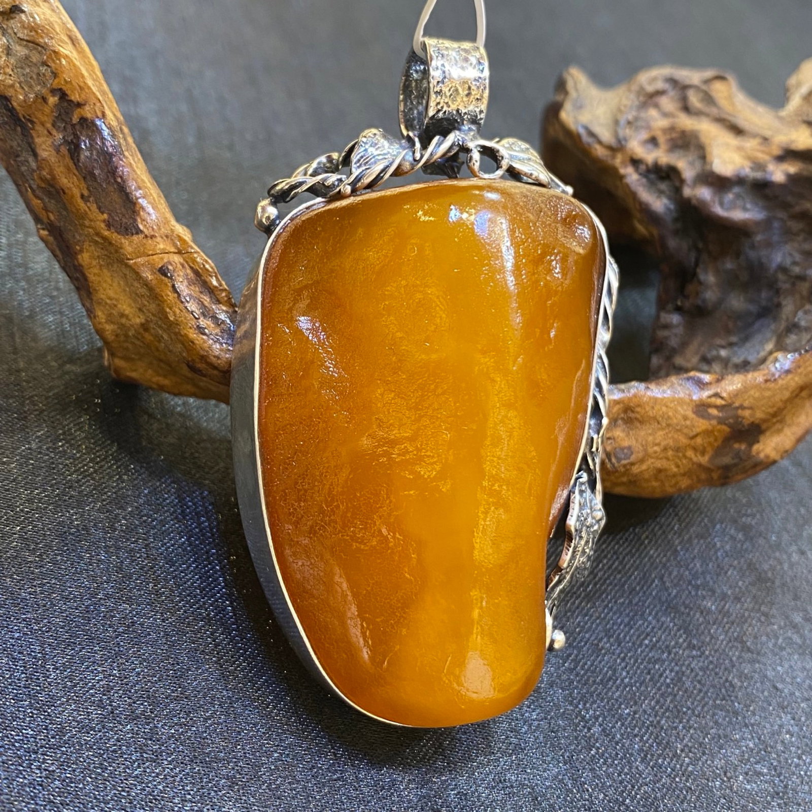 An Exquisite Beeswax Inlaid Silver Necklace: An Exquisite Beeswax Inlaid Silver Necklace,Size:40.9mm,Weight:29.5g 蜜蜡镶银项链