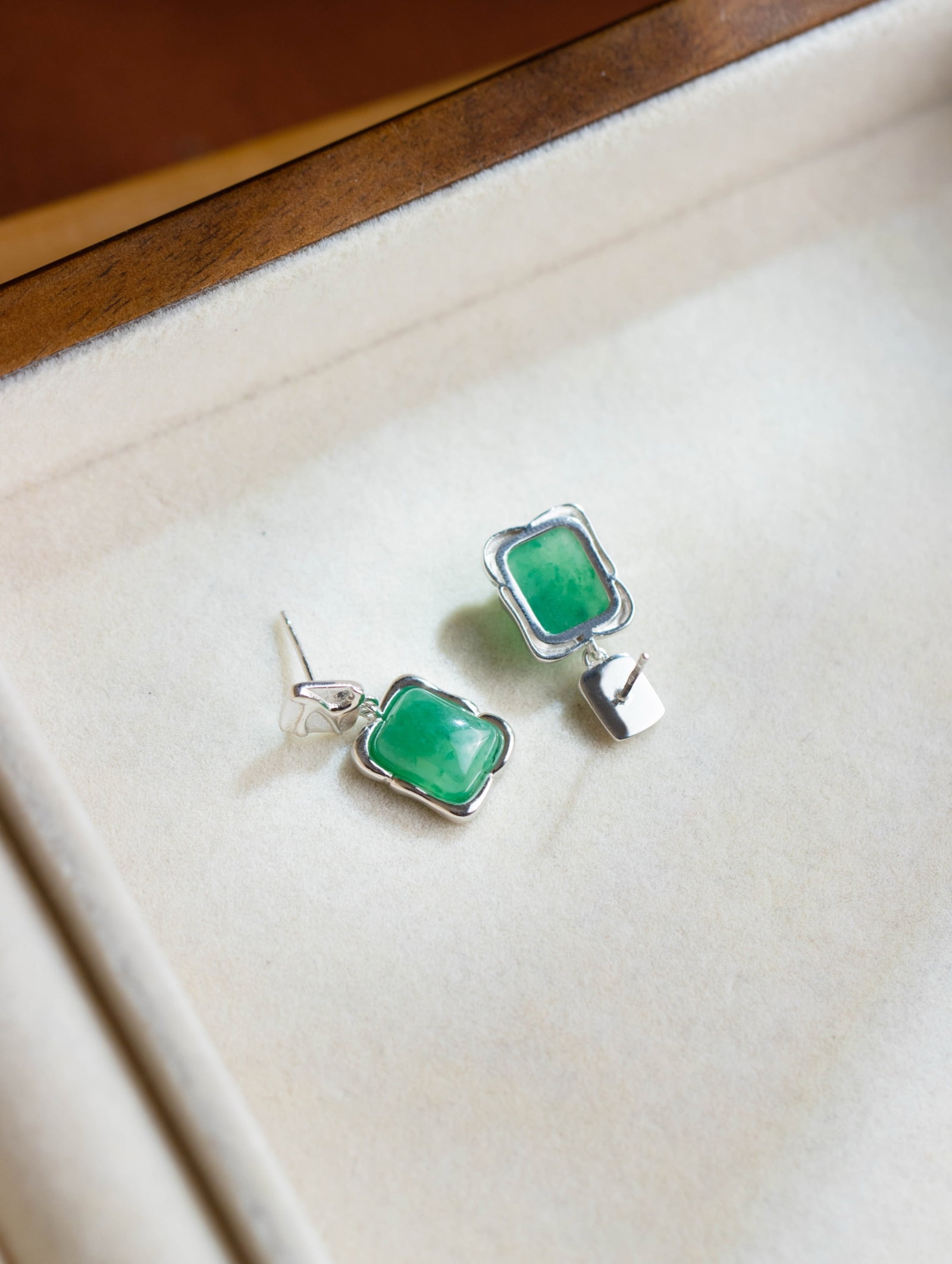 A Pair of Exquisite Sterling Silver Inlaid Jadeite Earrings: A Pair of Exquisite Sterling Silver Inlaid Jadeite Earrings 一对纯银镶翡翠耳环