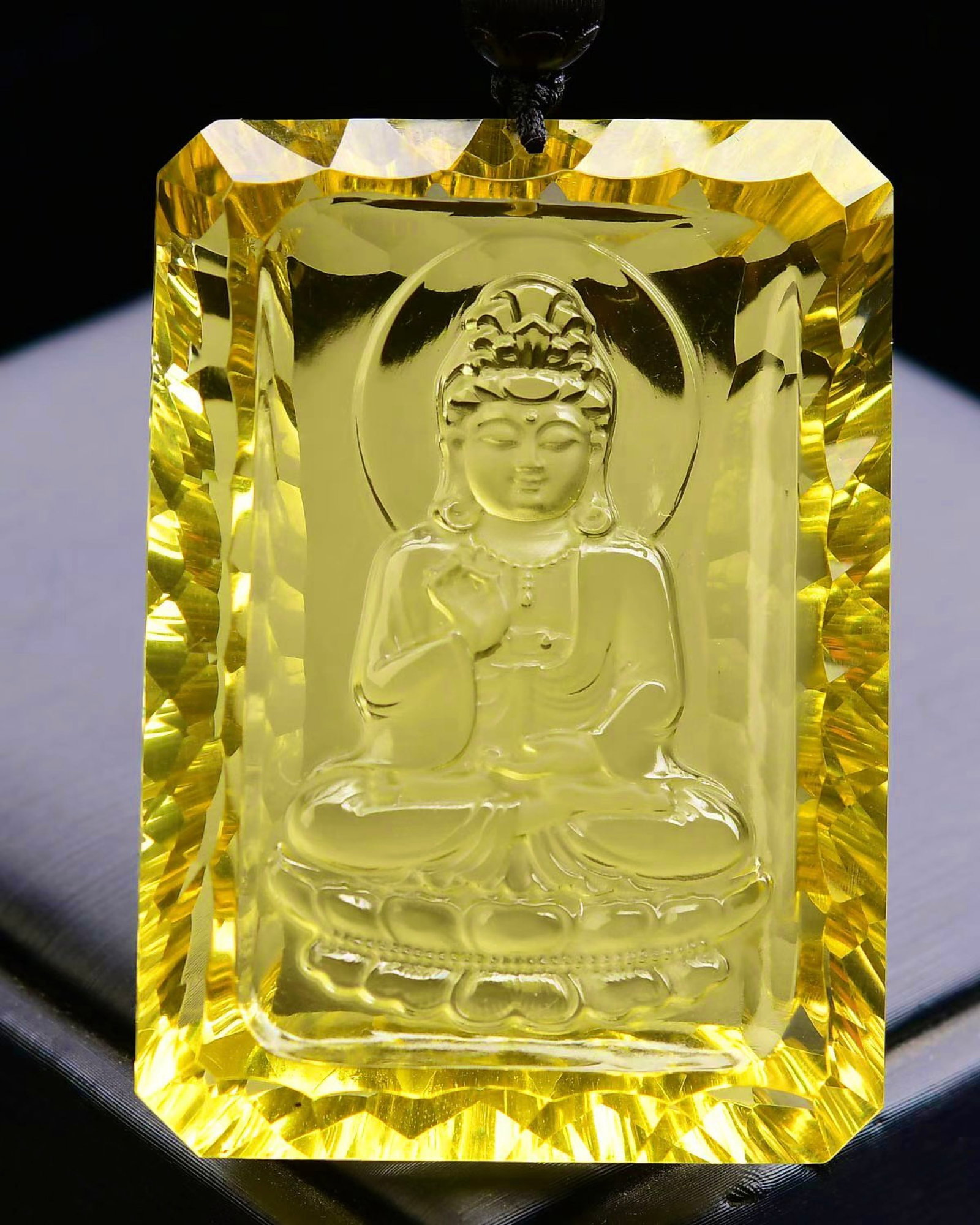 An Exquisite Crystal Statue of Avalokitesvara Pattern Pendant: An Exquisite Crystal Statue of Avalokitesvara Pattern Pendant,Size:59mmx42mmx14mm,Weight:74.7g