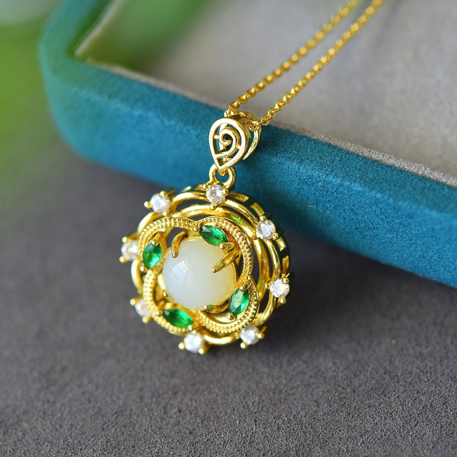 An Exquisite Bronze-Gold Plated Inlaid White Jade Necklace,Inlaid Diamond: An Exquisite Bronze-Gold Plated Inlaid White Jade Necklace,Inlaid Diamond,Size:10mmx10mm 铜镀金镶白玉项链,嵌钻石
