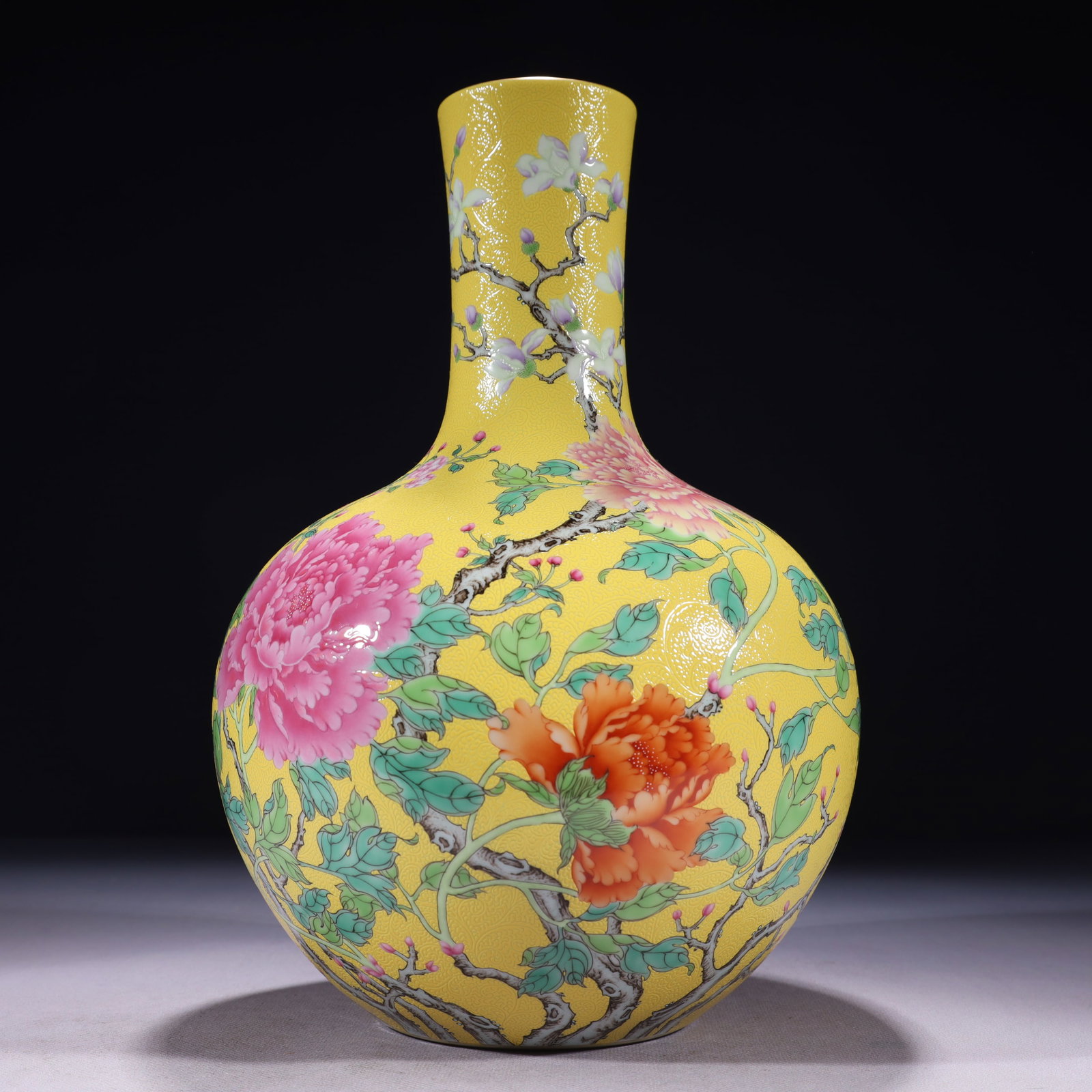 An Exquisite Yellow Ground Famille-Rose Painted Gold Flower Pattern Vase: An Exquisite Yellow Ground Famille-Rose Painted Gold Flower Pattern Vase,Qing Dynasty,China,Qianlong Four-character Mark,Size:7.1inx12.6in,Weight:2100g 黄地粉彩描金