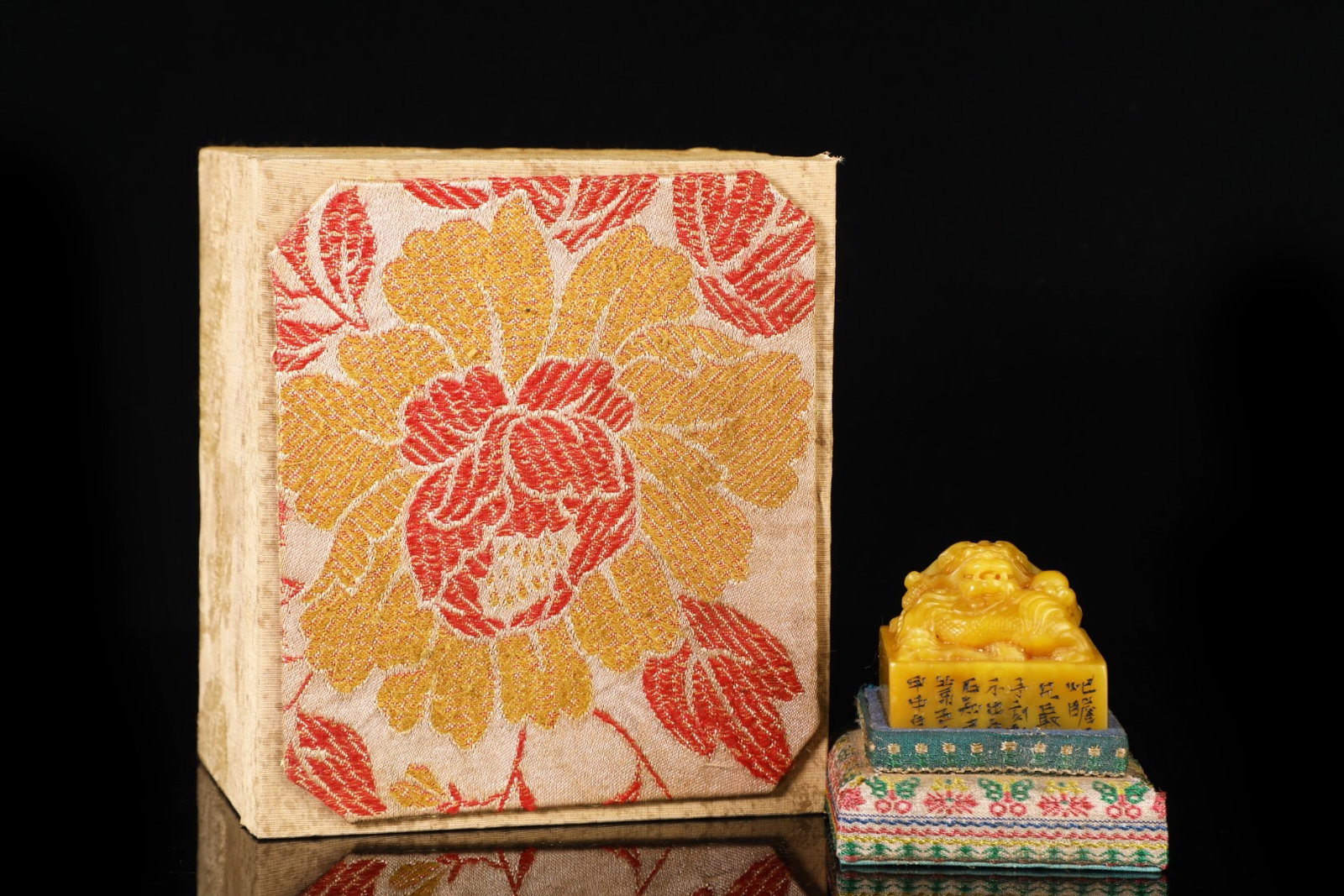 An Exquisite Tianhuang Stone Dragon Pattern Seal,With Poem: An Exquisite Tianhuang Stone Dragon Pattern Seal,With Poem,Qing Dynasty, China,Baishi Mark,Size:1.8inx2in,Weight:200g 田黄石龙纹印章,带诗文,