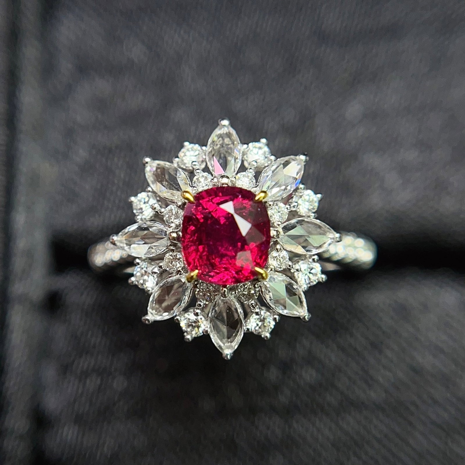 A Exquisite 18k Gold Inlaid 1.15ct Natural Ruby and 0.875ct Diamond Ring: A Exquisite 18k Gold Inlaid 1.15ct Natural Ruby and 0.875ct Diamond Ring,Total Weight:4.68g 18k金镶 1.15ct 天然红宝石和 0.875ct 钻石戒