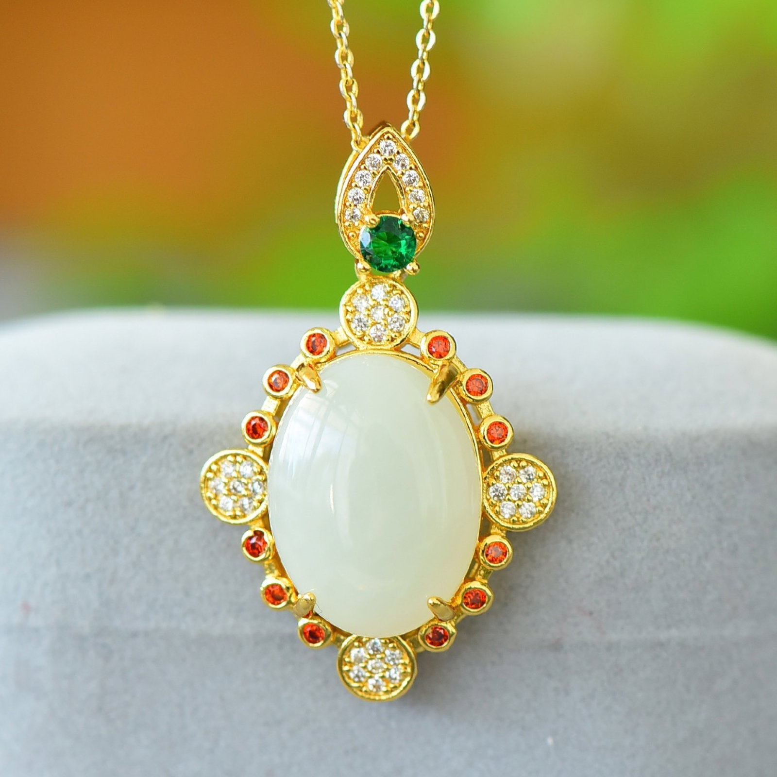 An Exquisite Bronze-Gold Plated Inlaid White Jade Necklace: An Exquisite Bronze-Gold Plated Inlaid White Jade Necklace,Size:5.9inx7.9in 铜镀金镶白玉项链