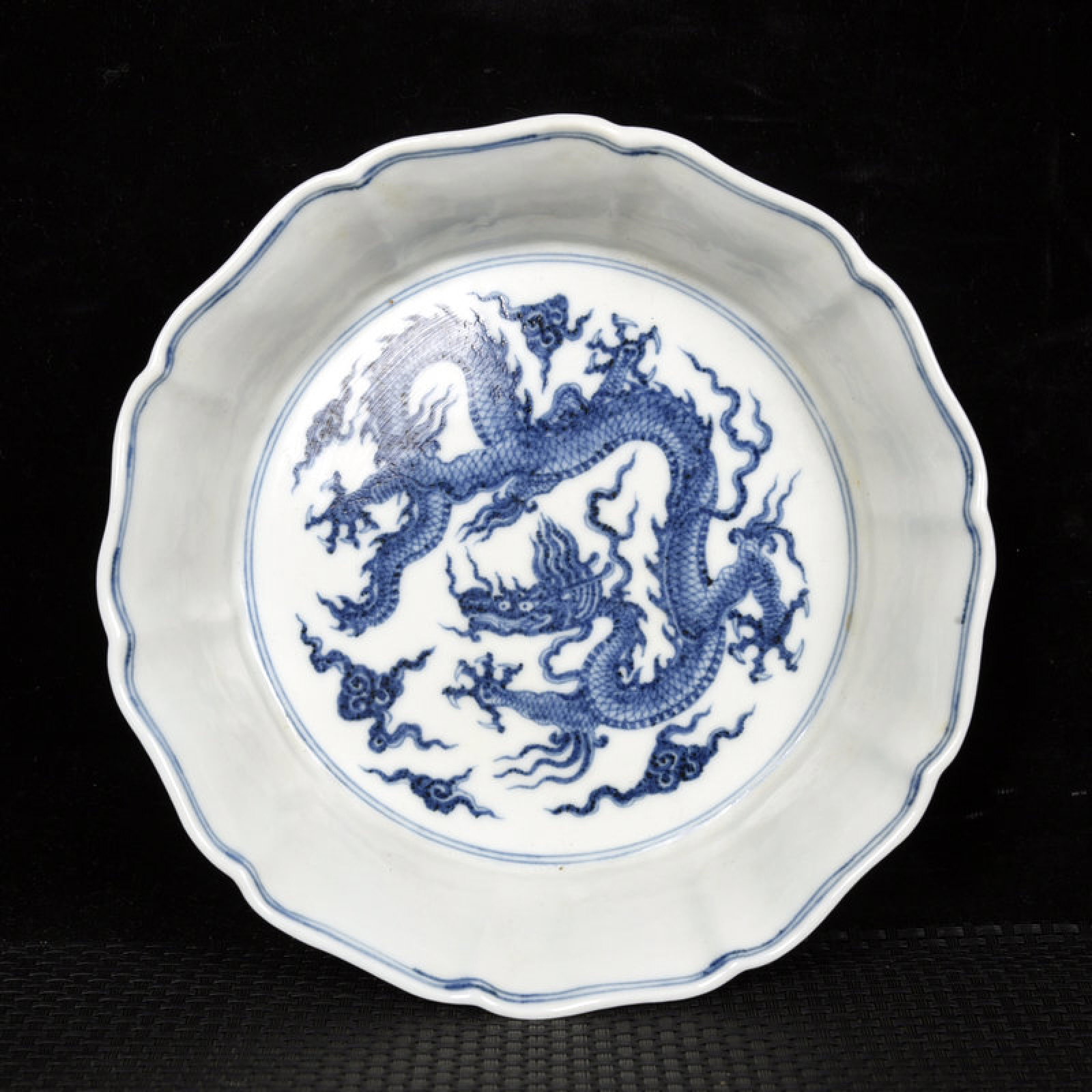 An Exquisite Blue and White Auspicious Cloud and Dragon Pattern Plate: An Exquisite Blue and White Auspicious Cloud and Dragon Pattern Plate,Ming Dynasty,China,Size:1.7inx6.9in 青花祥云龙纹盘子,中国明É