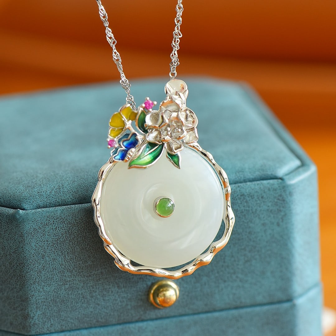 An Exquisite Sterling Silver Inlaid White Jade Flower Pattern Necklace,Inlaid Diamond: An Exquisite Sterling Silver Inlaid White Jade Flower Pattern Necklace,Inlaid Diamond,Size:25mmx25mm 纯银镶白玉花卉纹项链,嵌钻&#