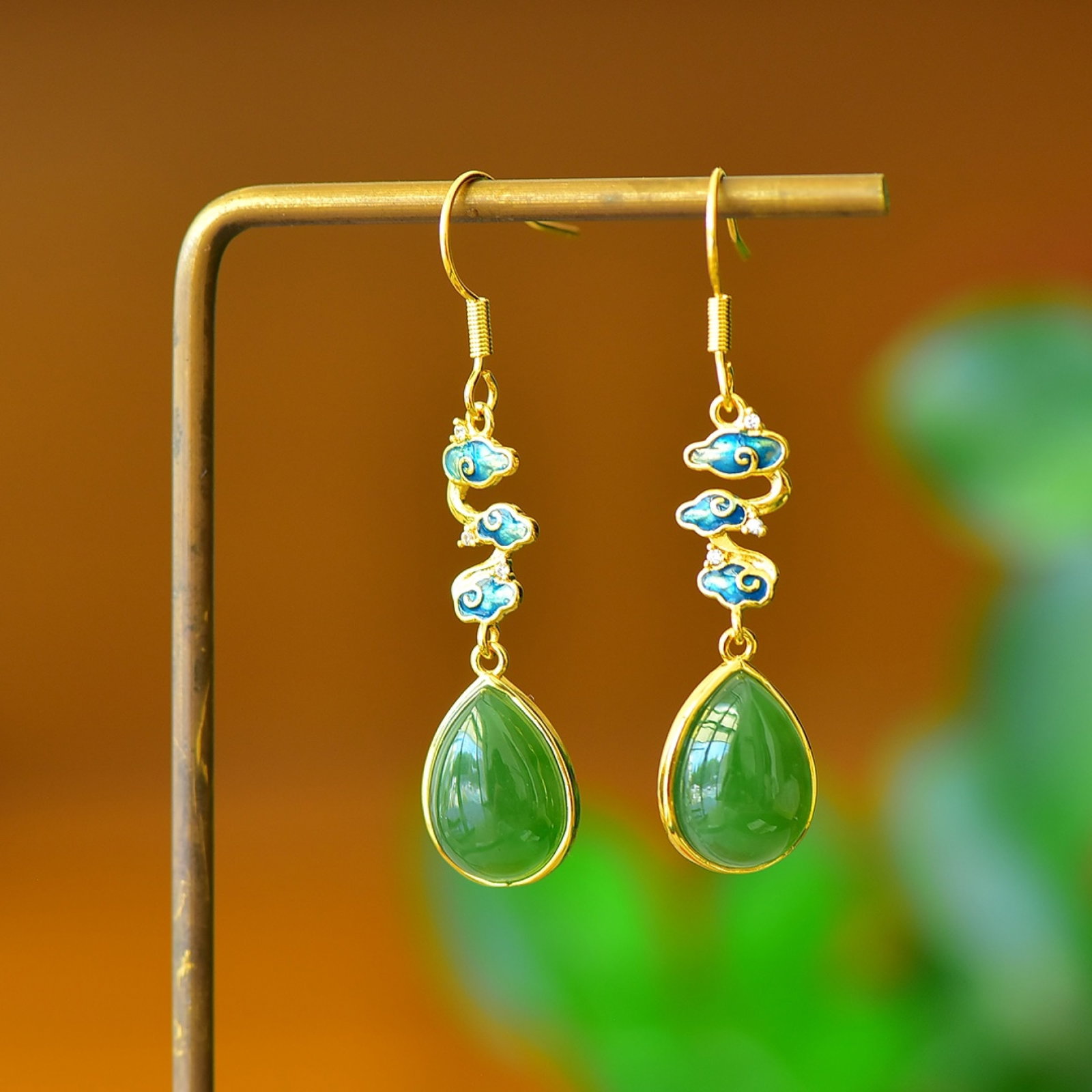 A Pair of Exquisite Bronze-Gold Plated Inlaid Jasper Earrings: A Pair of Exquisite Bronze-Gold Plated Inlaid Jasper Earrings,Size:3.9inx4.7in 一对铜镀金镶碧玉耳环