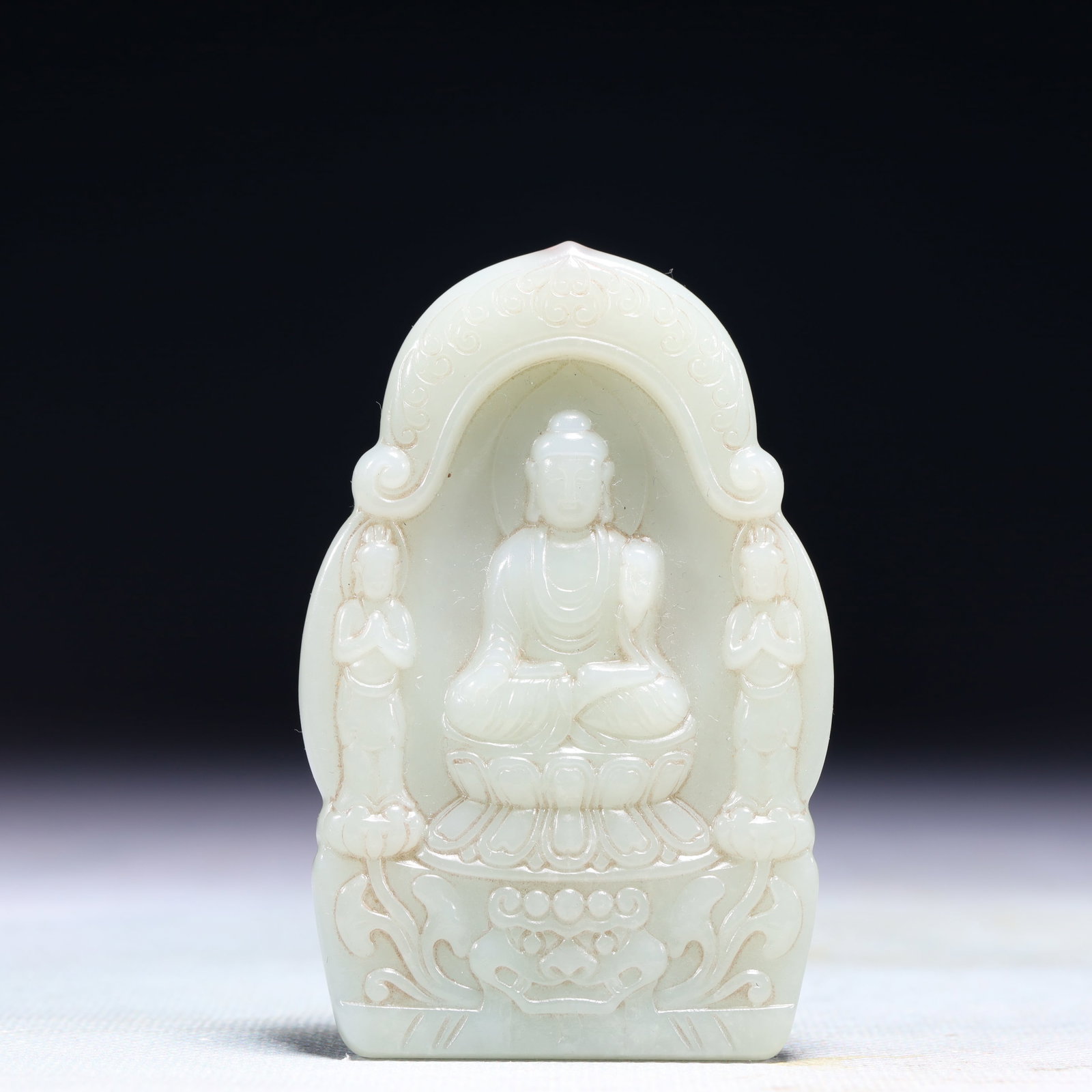 An Exquisite White Jade Statue of Avalokitesvara Pendant: An Exquisite White Jade Statue of Avalokitesvara Pendant,Qing Dynasty,China,Size:2.2inx3.2in,Weight:64.9g 白玉观音像吊坠,中国清代