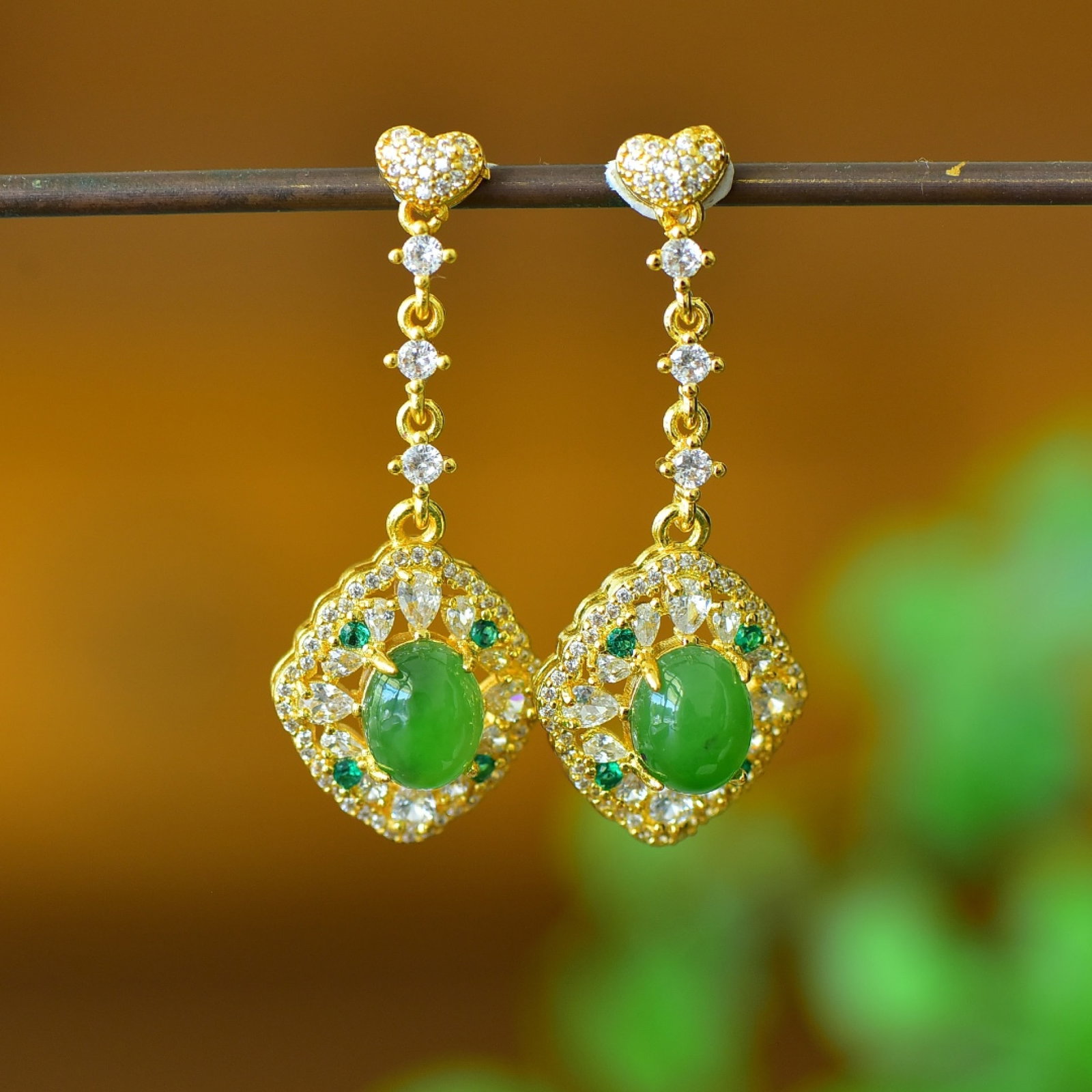 A Pair of Exquisite Bronze-Gold Plated Inlaid Jasper Earrings: A Pair of Exquisite Bronze-Gold Plated Inlaid Jasper Earrings,Size:3.1inx3.9in 一对铜镀金镶碧玉耳环