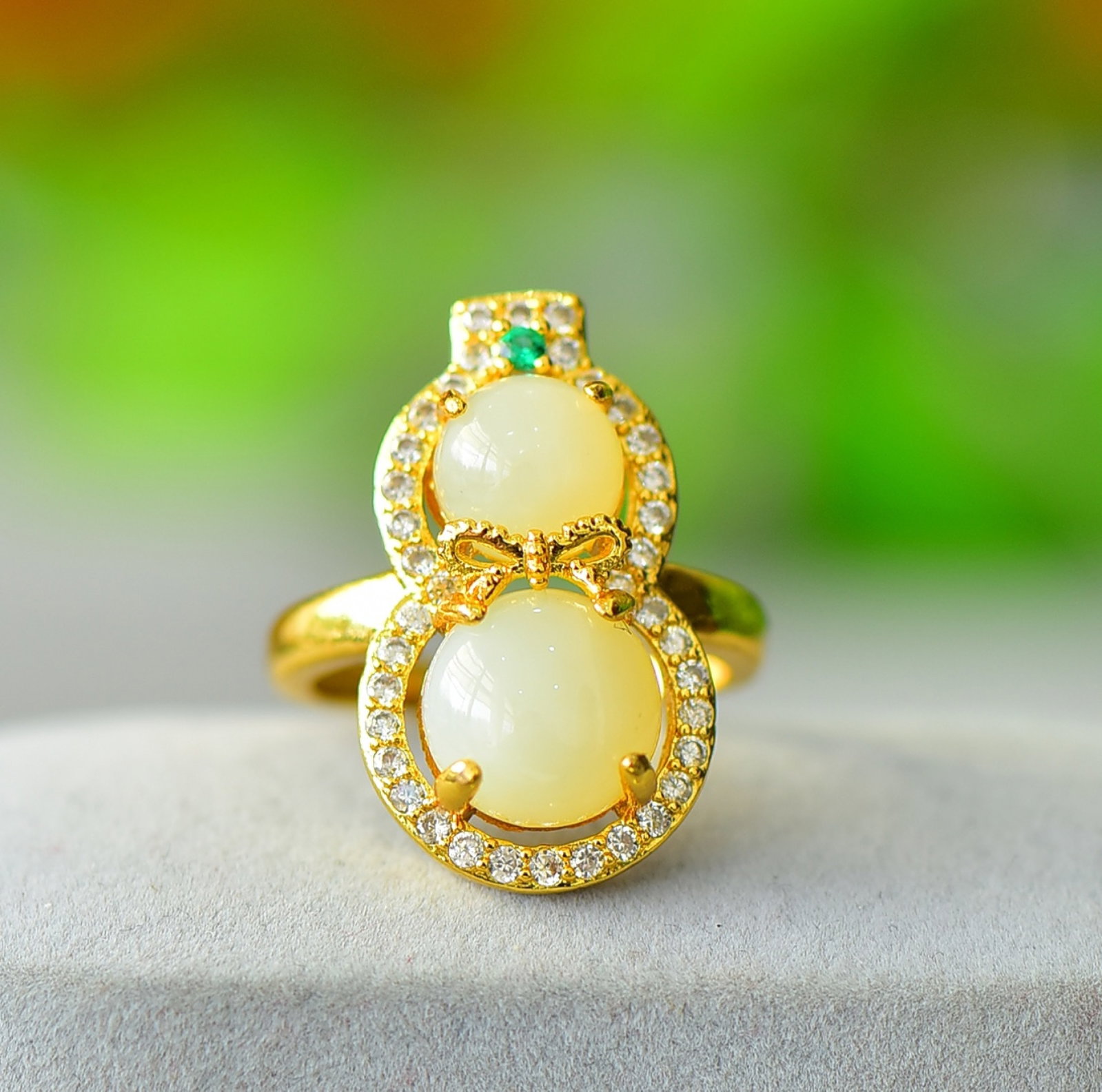 An Exquisite Bronze-Gold Plated Inlaid White Jade Gourd Ring,Inlaid Diamond: An Exquisite Bronze-Gold Plated Inlaid White Jade Gourd Ring,Inlaid Diamond,Size:8mmx8mm,10mmx10mm 铜镀金镶白玉葫芦戒指,嵌钻