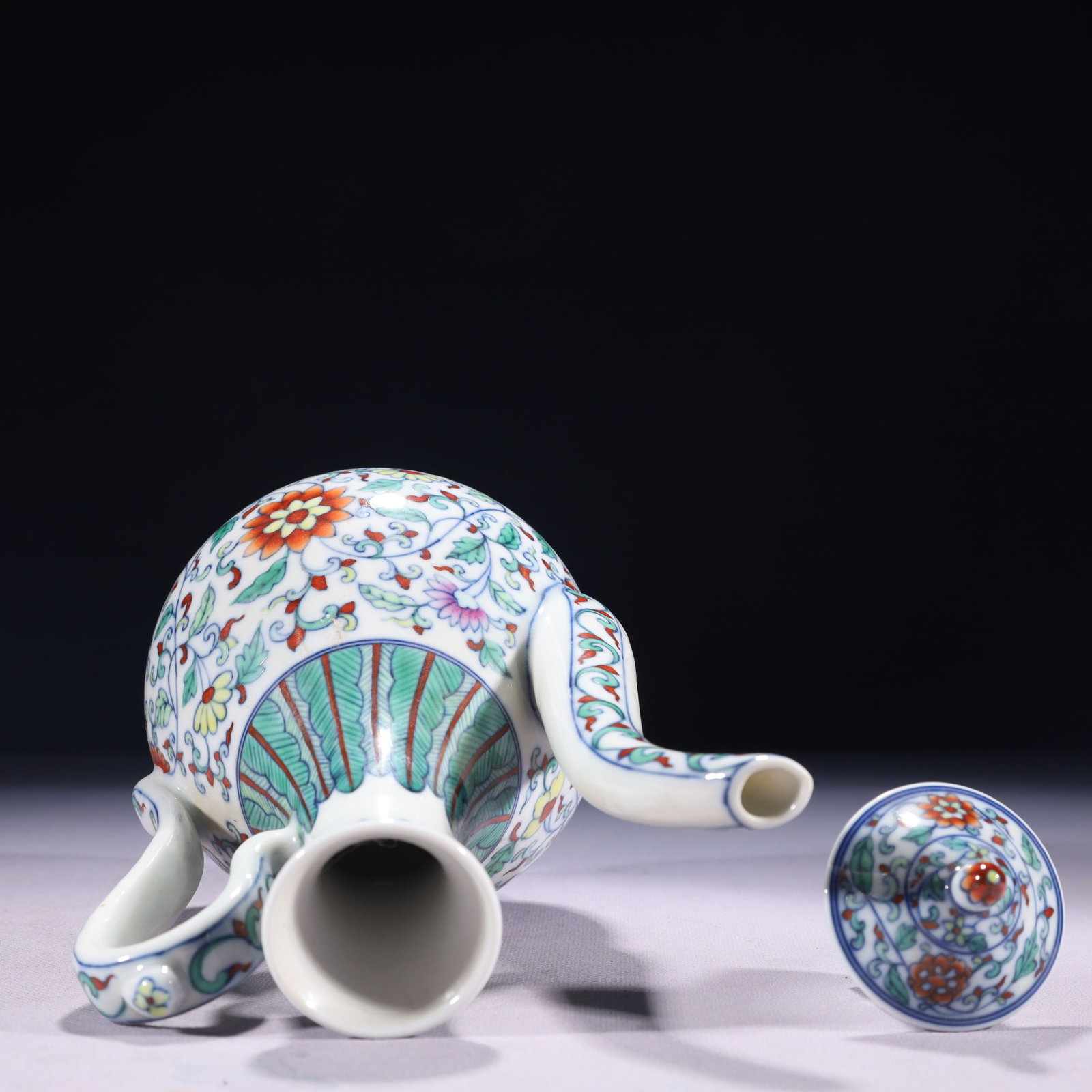 An Exquisite Doucai Lotus Pattern Ewer - 12