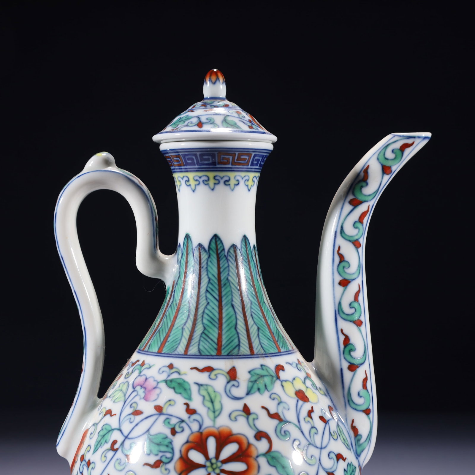 An Exquisite Doucai Lotus Pattern Ewer - 2