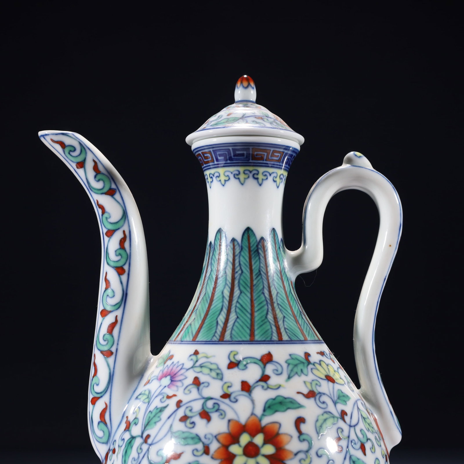 An Exquisite Doucai Lotus Pattern Ewer - 8