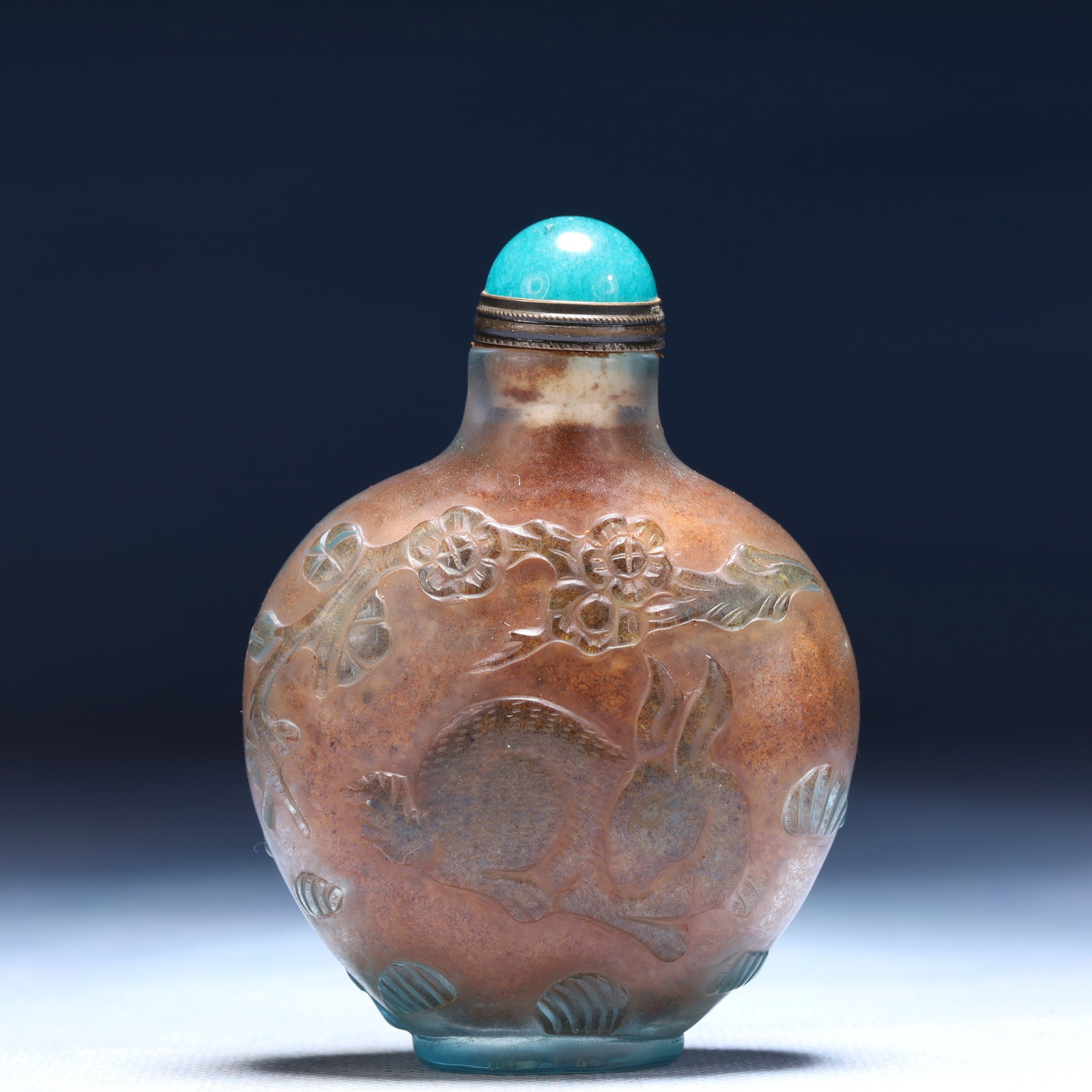 An Exquisite Glass Rabbit Pattern Snuff Bottle: An Exquisite Glass Rabbit Pattern Snuff Bottle,Ming Dynasty,China,Xuantong Four-character Mark,Size:2.4inx1.2inx3.1in,Weight:71g 琉璃兔纹鼻烟壶,中ࢲ