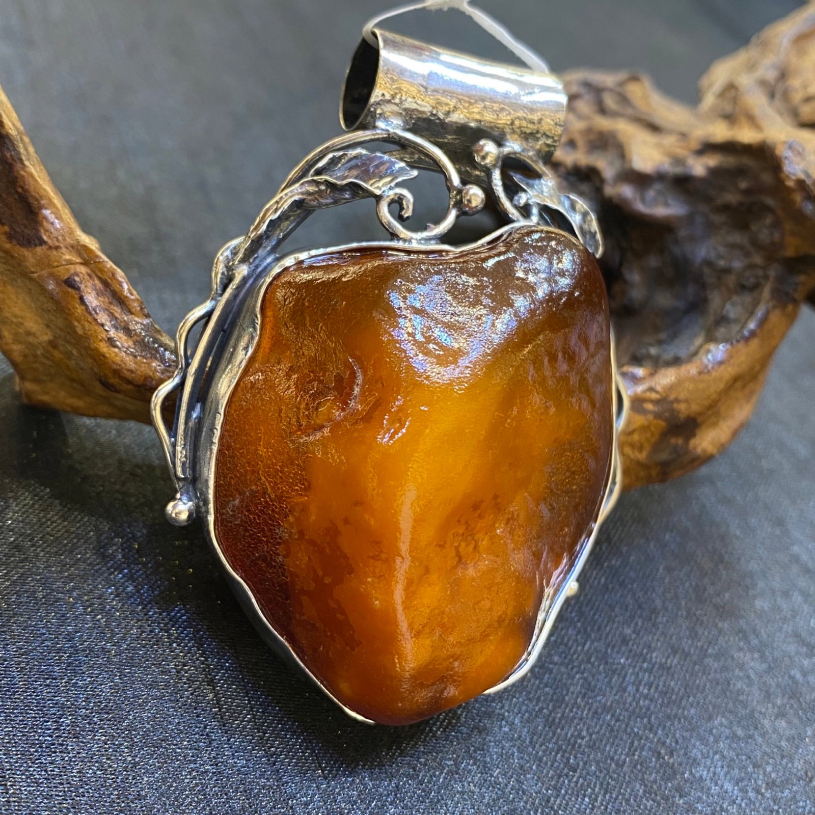 An Exquisite Beeswax Inlaid Silver Necklace: An Exquisite Beeswax Inlaid Silver Necklace,Size:45.4mm,Weight:39.6g 蜜蜡镶银项链