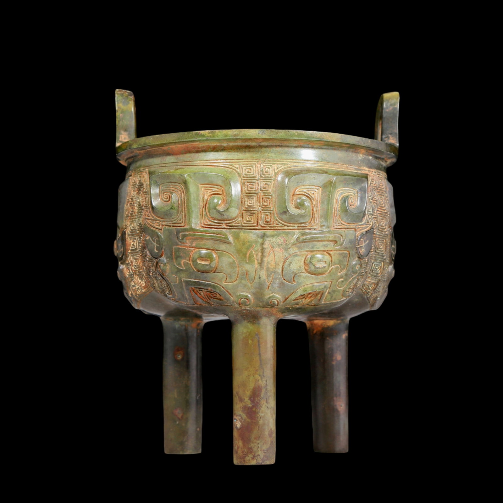 A precious bronze animal-faced two-eared and tripod furnace: A precious bronze animal-faced two-eared and tripod furnace with inscriptions. In ancient times, the surface was carefully carved, vividly demonstrating the superb skills of the craftsmen. It has its 