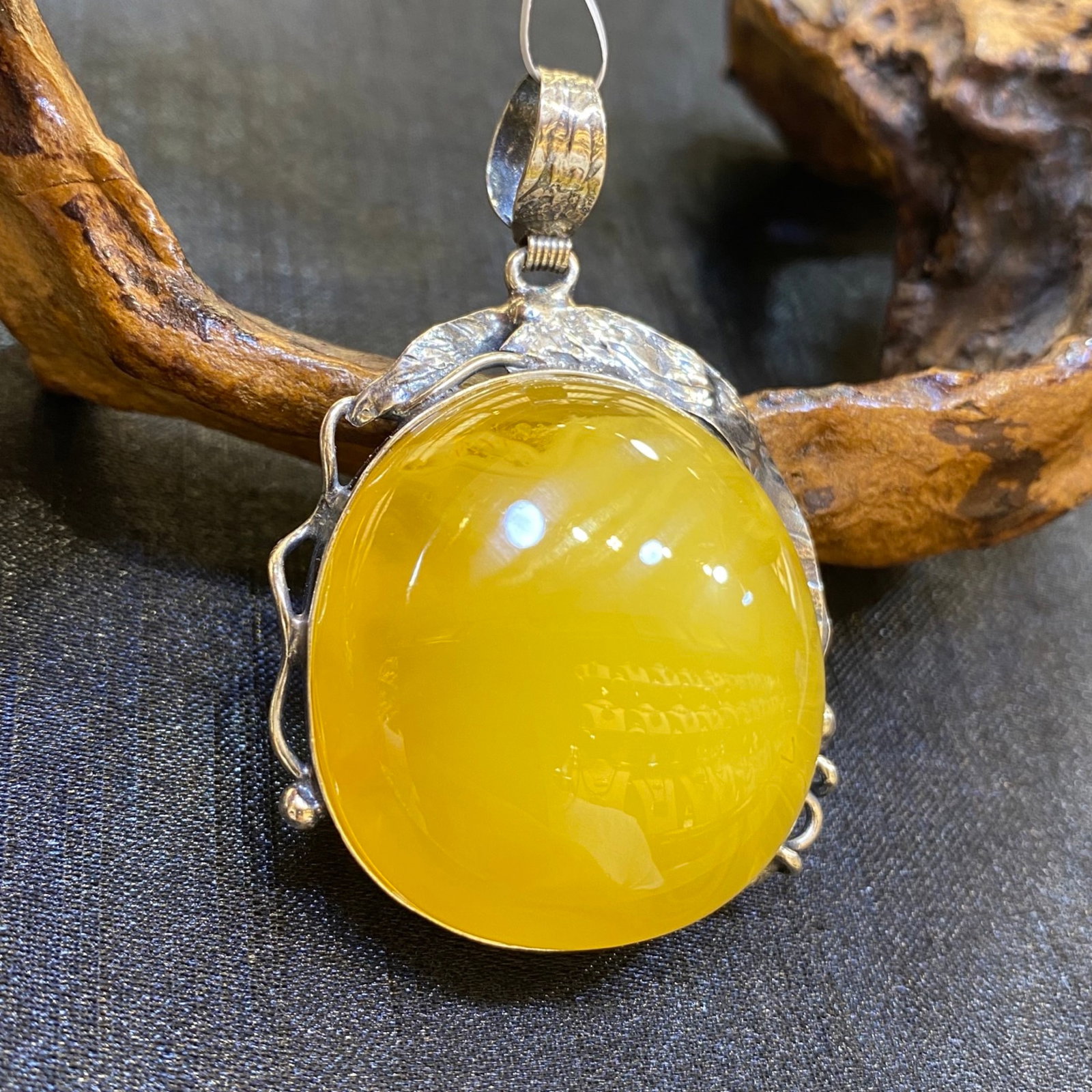 An Exquisite Beeswax Inlaid Silver Necklace: An Exquisite Beeswax Inlaid Silver Necklace,Size:38.5mm,Weight:17.6g 蜜蜡镶银项链