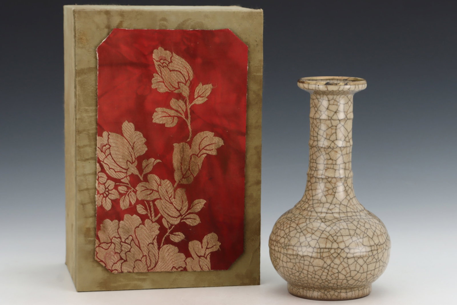 An Exquisite Ge yao Yellow Glazed Painted Gold Vase,with an Imperial Poem by Emperor Qianlong: An Exquisite Ge yao Yellow Glazed Painted Gold Vase,with an Imperial Poem by Emperor Qianlong,Song Dynasty,China,Size:9.1inx5.2in 哥窑黄釉描金瓶,带È