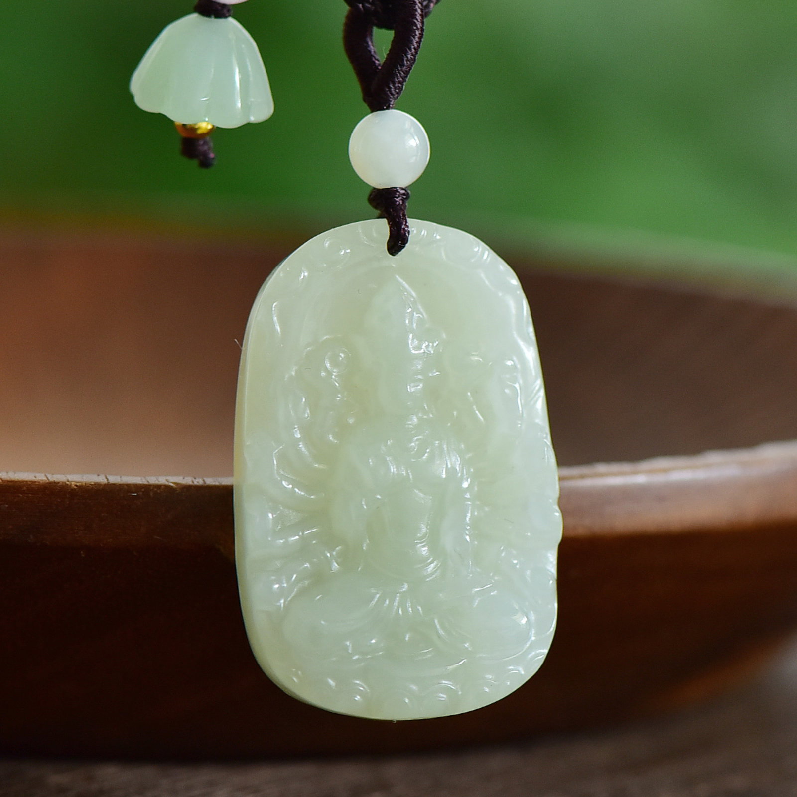 An Exquisite White Jade Auspicious Cloud and Avalokitesvara Pattern Pendant: An Exquisite White Jade Auspicious Cloud and Avalokitesvara Pattern Pendant,Size:24mmx37mm 白玉祥云观音像吊纹坠