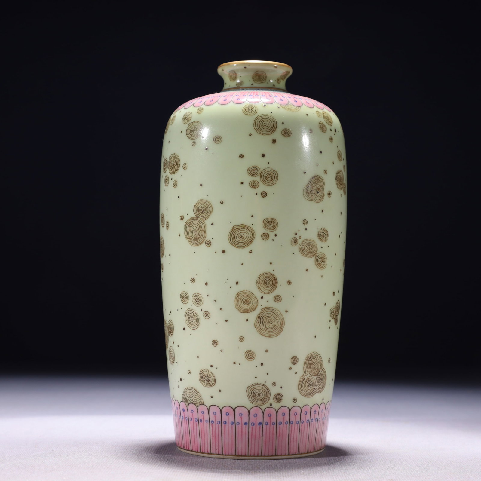 An Exquisite Celadon Glazed Painted Gold Vase: An Exquisite Celadon Glazed Painted Gold Vase,Modern Time of China,With Mark,Size:3.5inx7.9in,Weight:450g 青釉描金瓶,中国近现代,带
