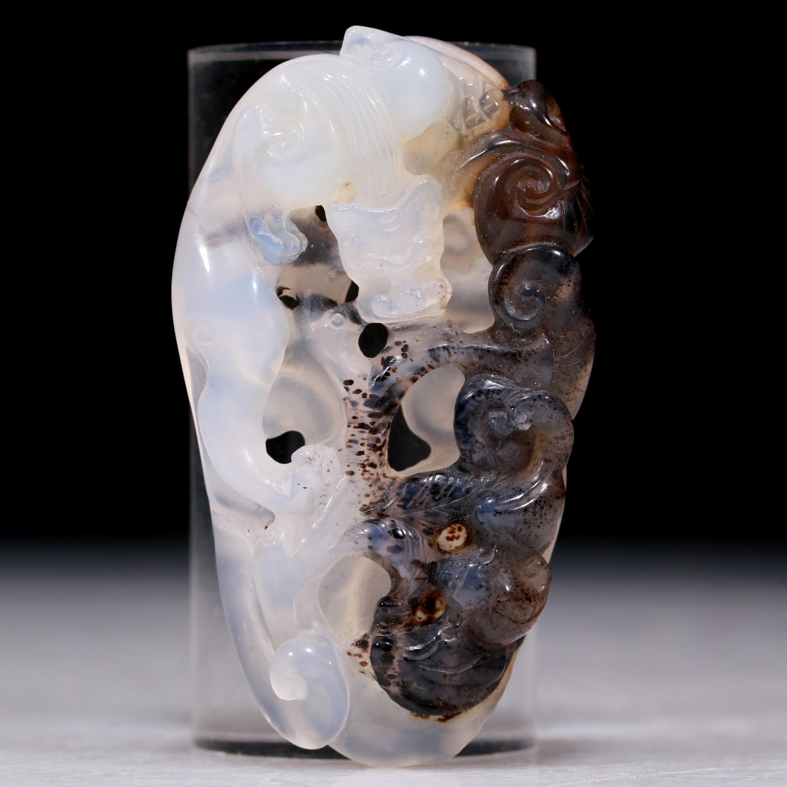 An Excellent Agate 'Chi-Dragon' Pendant: An Excellent Agate 'Chi-Dragon' Pendant. Carved with sinuous chi-dragons with curled, bifurcated tails. Chinese Qing Dynasty. Size:2.4inx1.4inx0.5in 清代 玛瑙螭龙&#