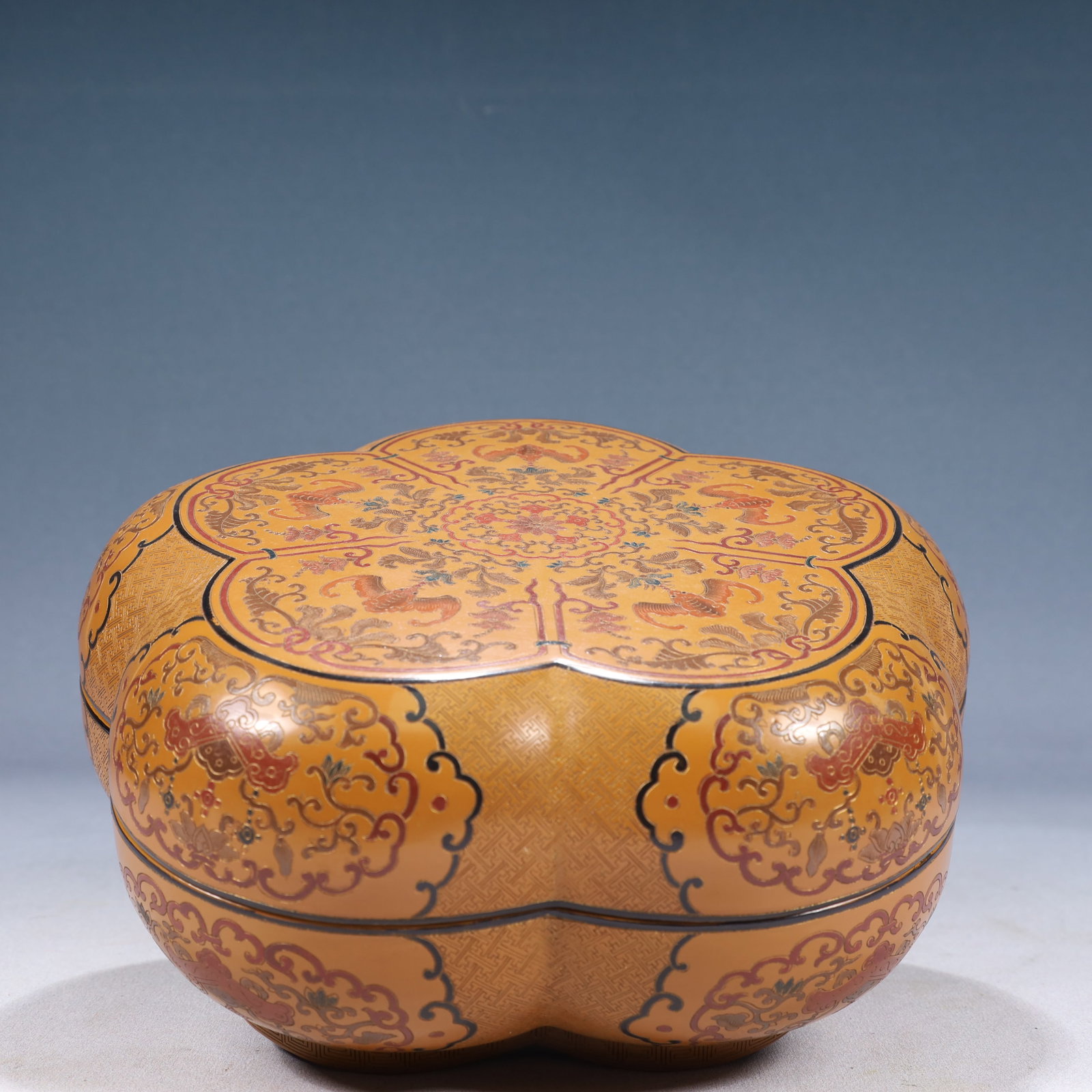 An Exquisite Lacquerware Painted Color Flower and Bats Pattern Cover Box: An Exquisite Lacquerware Painted Color Flower and Bats Pattern Cover Box,Qing Dynasty, China,Qianlong Six-character Mark,Size:9.4inx4.3in,Weight:700g 漆器彩绘花卉&#