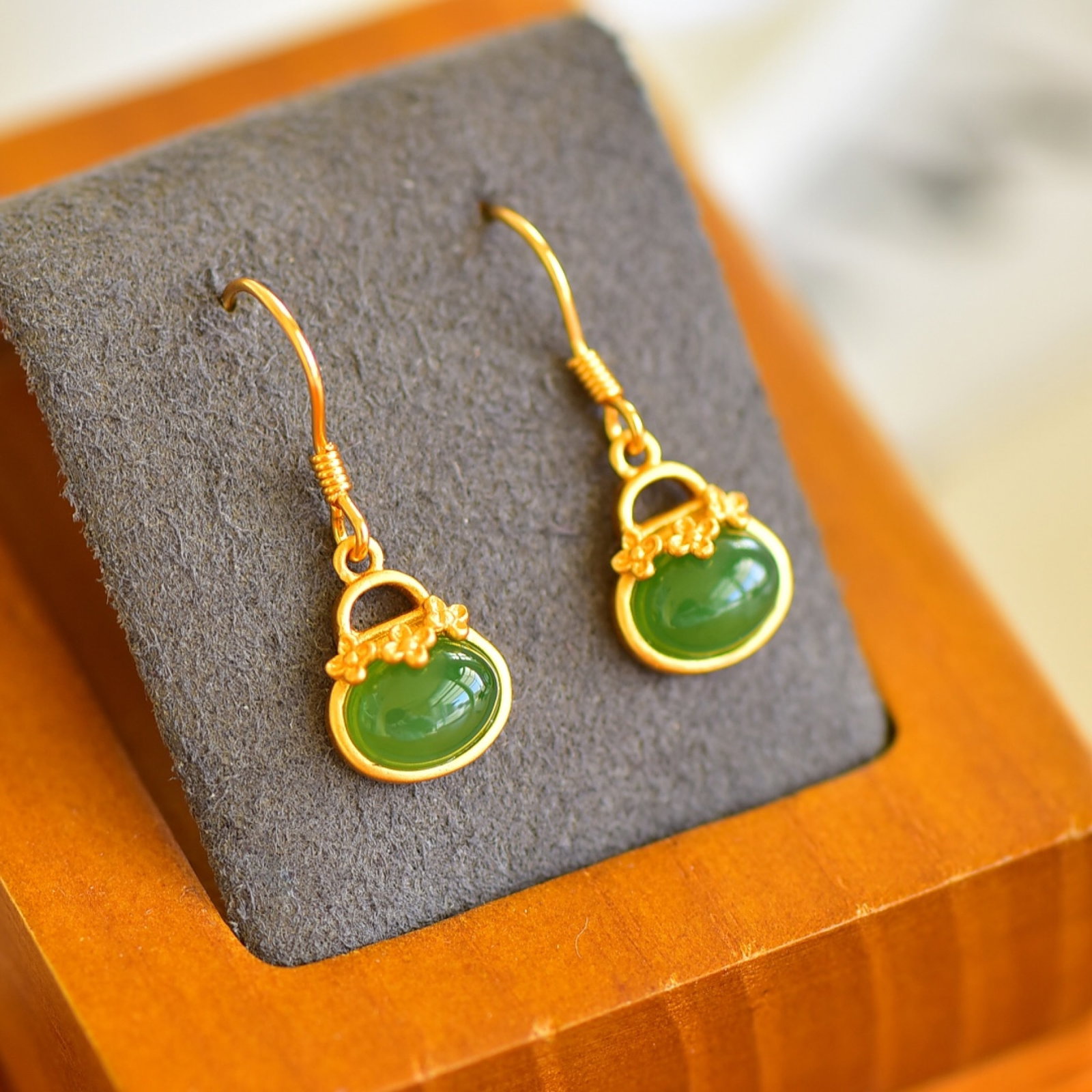 A Pair of Exquisite Sterling Silver-Gold Plated Inlaid Jasper Earrings: A Pair of Exquisite Sterling Silver-Gold Plated Inlaid Jasper Earrings,Size:6mmx8mm 一对纯银镀金镶碧玉耳环