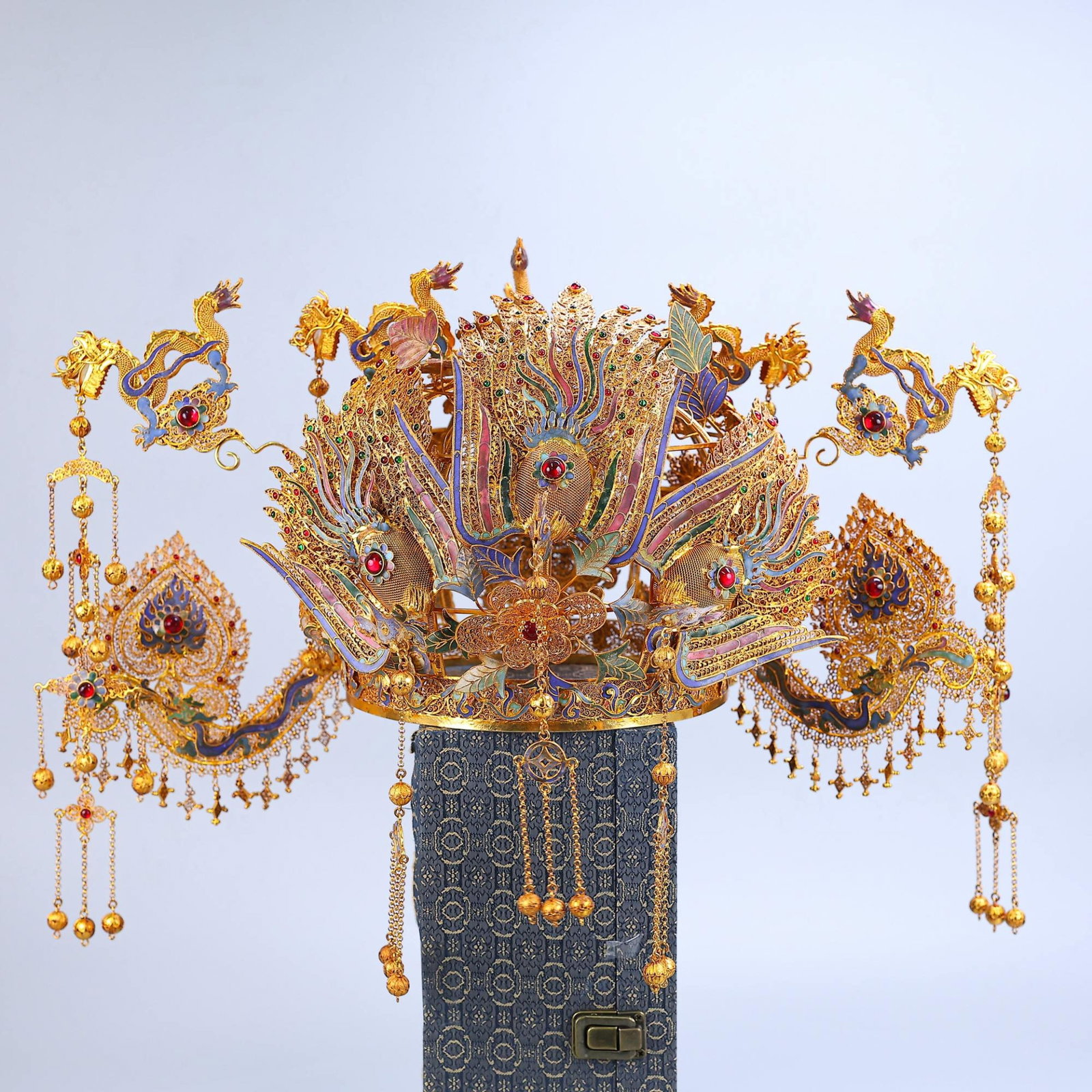 A Huge Filigree and Gilding Enamel Inlaid Gems Dragon Pattern phoenix coronet: A Huge Filigree and Gilding Enamel Inlaid Gems Dragon Pattern phoenix coronet,Qing Dynasty,China,Qianlong Four-character Mark,Size:9.1inx18.9in,Weight:2285g 花丝鎏金珐