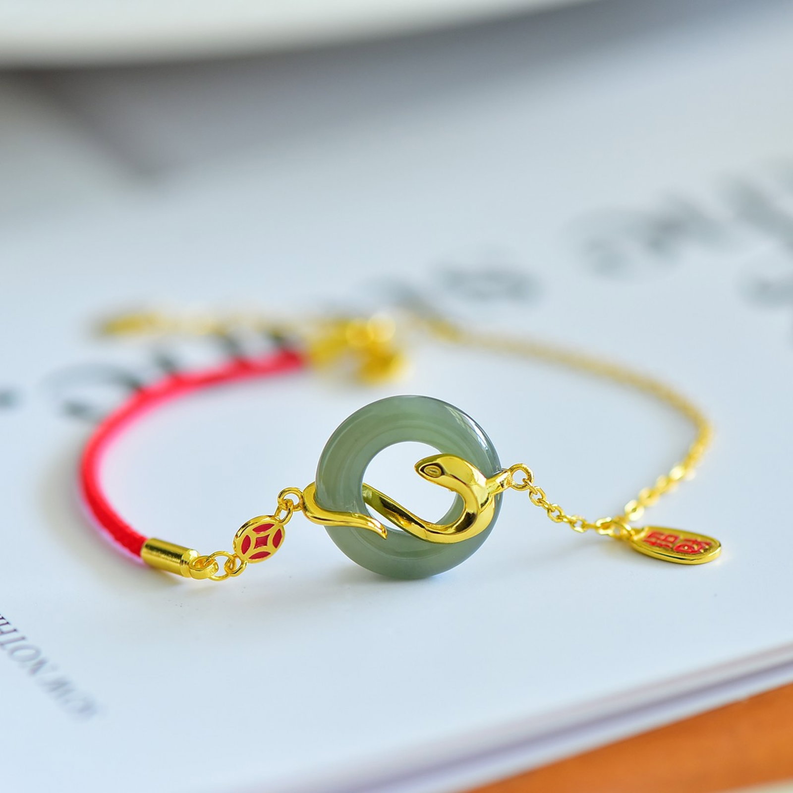 An Exquisite Sterling Silver-Gold Plated Inlaid Sapphire Bracelets: An Exquisite Sterling Silver-Gold Plated Inlaid Sapphire Bracelets,Size:16mmx16mm 纯银镀金镶青玉手链
