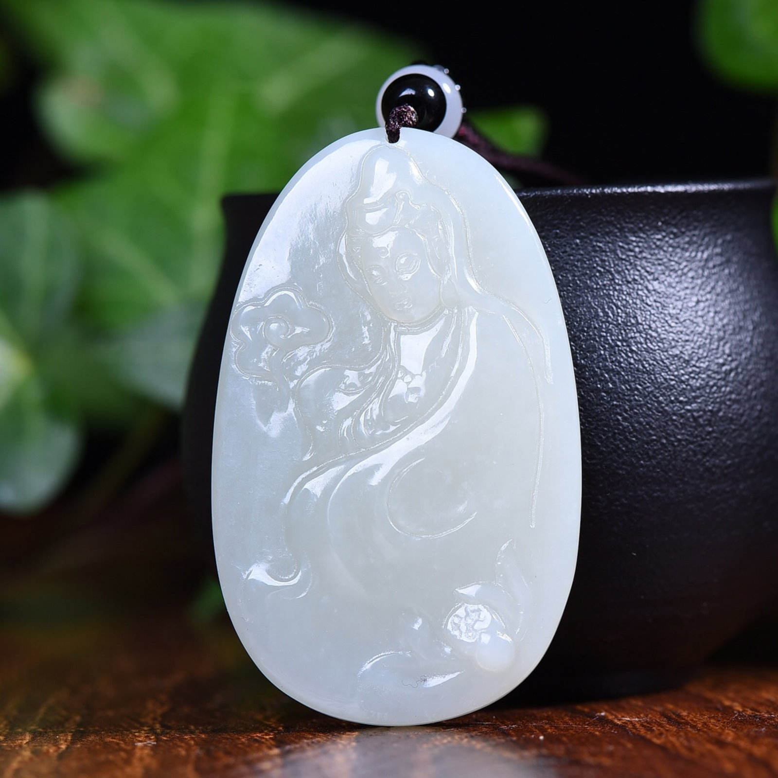 An Exquisite White Jade Avalokitesvara Pattern Pendant: An Exquisite White Jade Avalokitesvara Pattern Pendant,Size:35mmx56mm (寓意)吉祥 工艺精湛 白玉观音像纹吊ࢼ