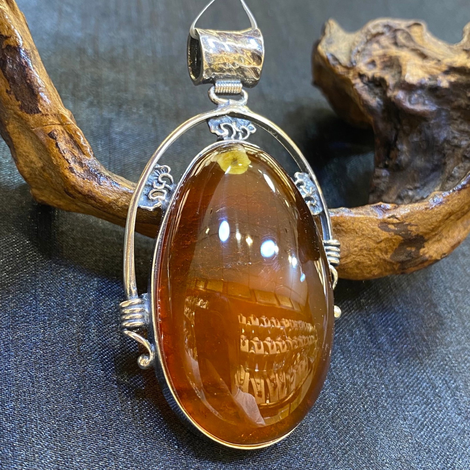 An Exquisite Beeswax Inlaid Silver Necklace: An Exquisite Beeswax Inlaid Silver Necklace,Size:31.1mm,Weight:22.8g 蜜蜡镶银项链