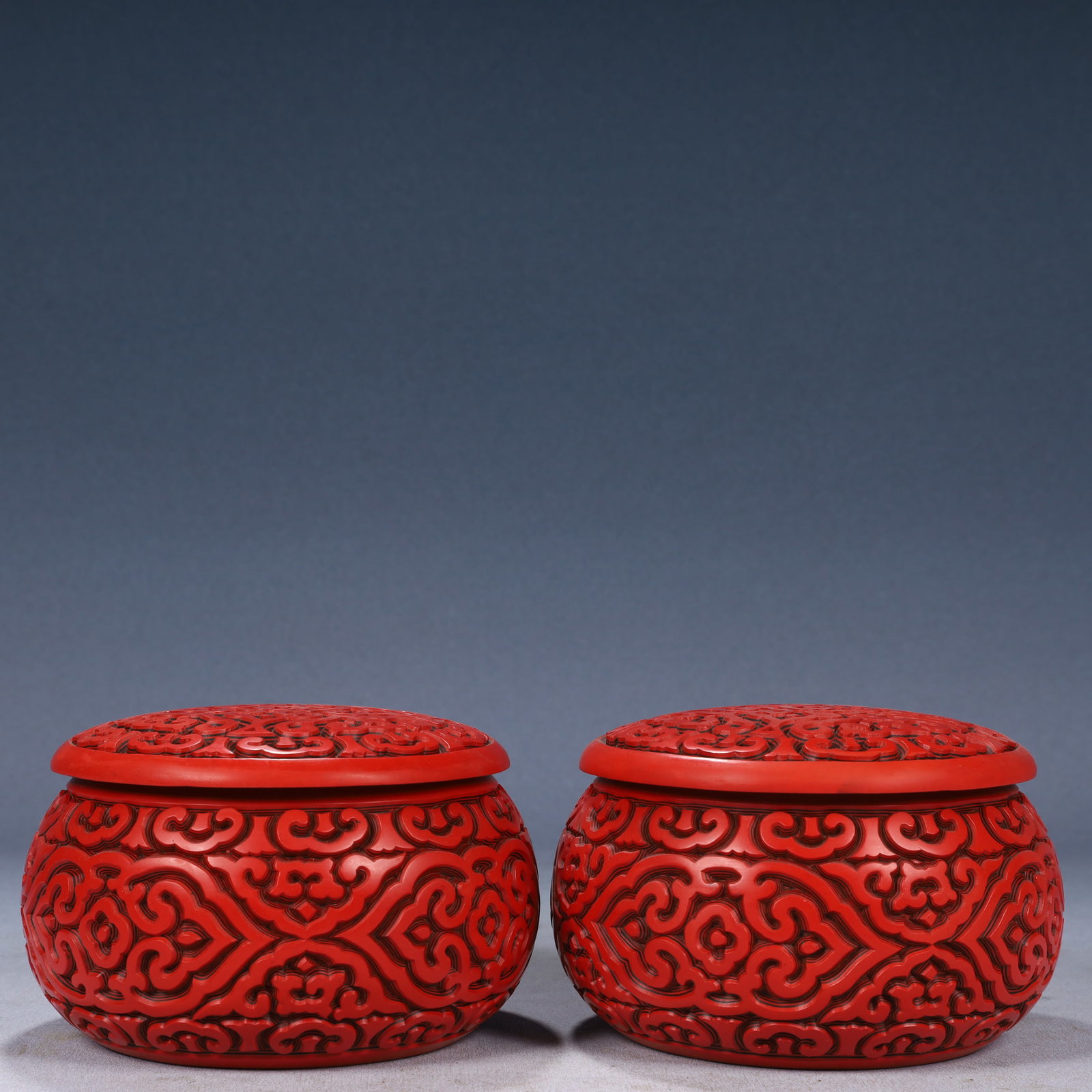 A Pair of Exquisite Carved Red Lacquer Flower Pattern Cover Jars: A Pair of Exquisite Carved Red Lacquer Flower Pattern Cover Jars,Qing Dynasty, China,Size:5.5inx3.5in,Weight:850g 一对剔红漆花卉纹盖罐,È