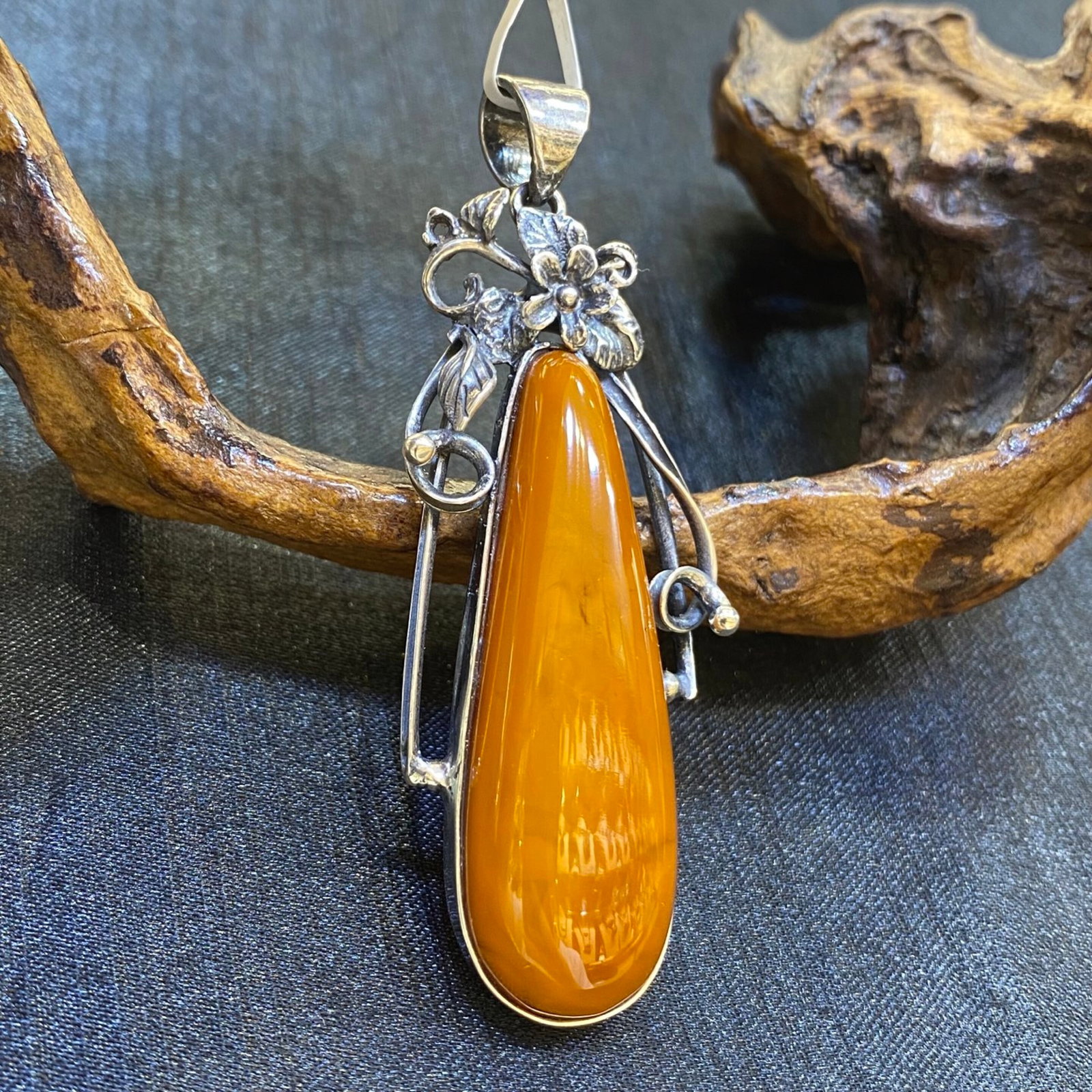 An Exquisite Beeswax Inlaid Silver Necklace: An Exquisite Beeswax Inlaid Silver Necklace,Size:24.2mm,Weight:13g 蜜蜡镶银项链