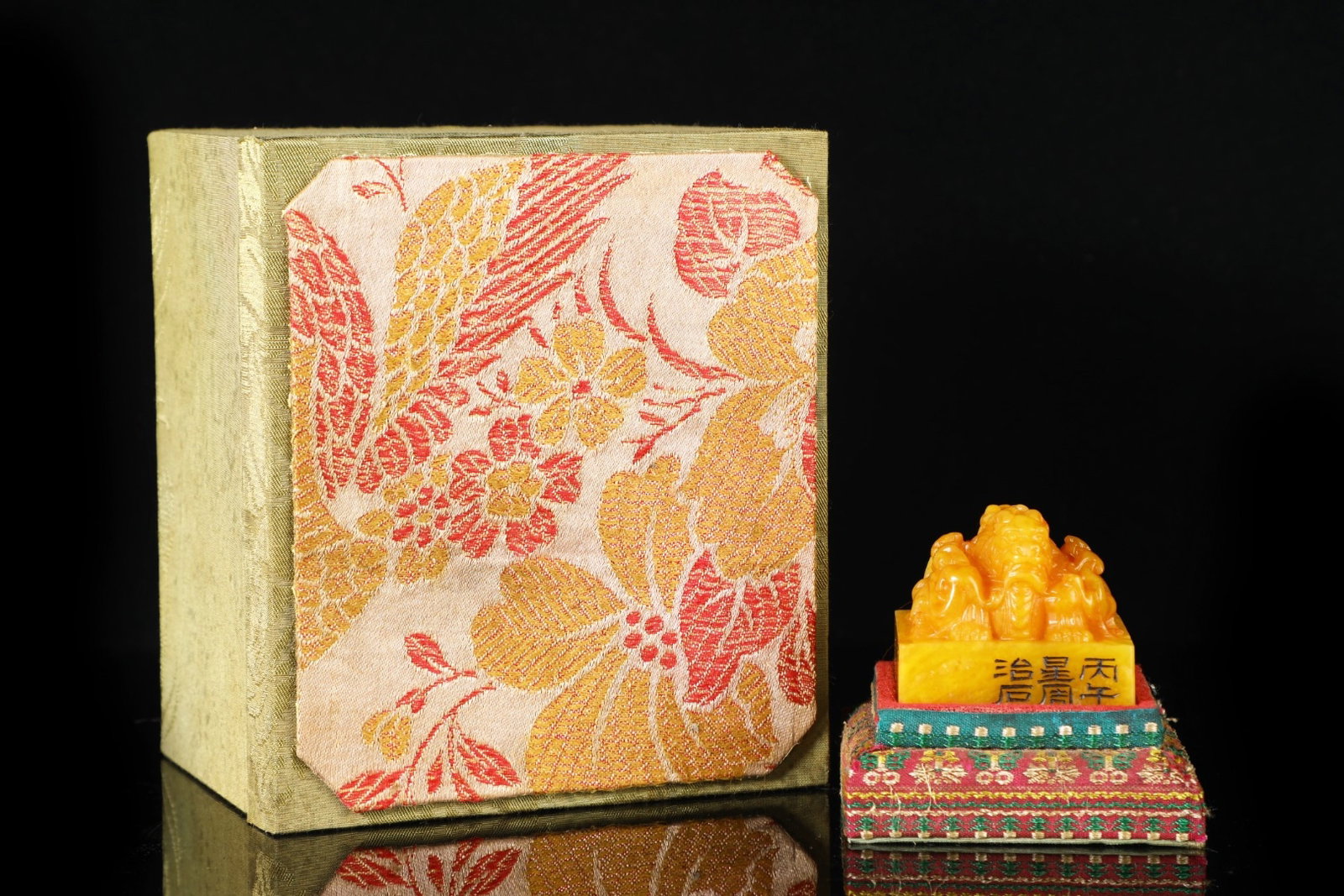 An Exquisite Tianhuang Stone Dragon Pattern Seal: An Exquisite Tianhuang Stone Dragon Pattern Seal,Qing Dynasty, China,Xingzhou Mark,Size:1.8inx2.2in ,Weight:229g