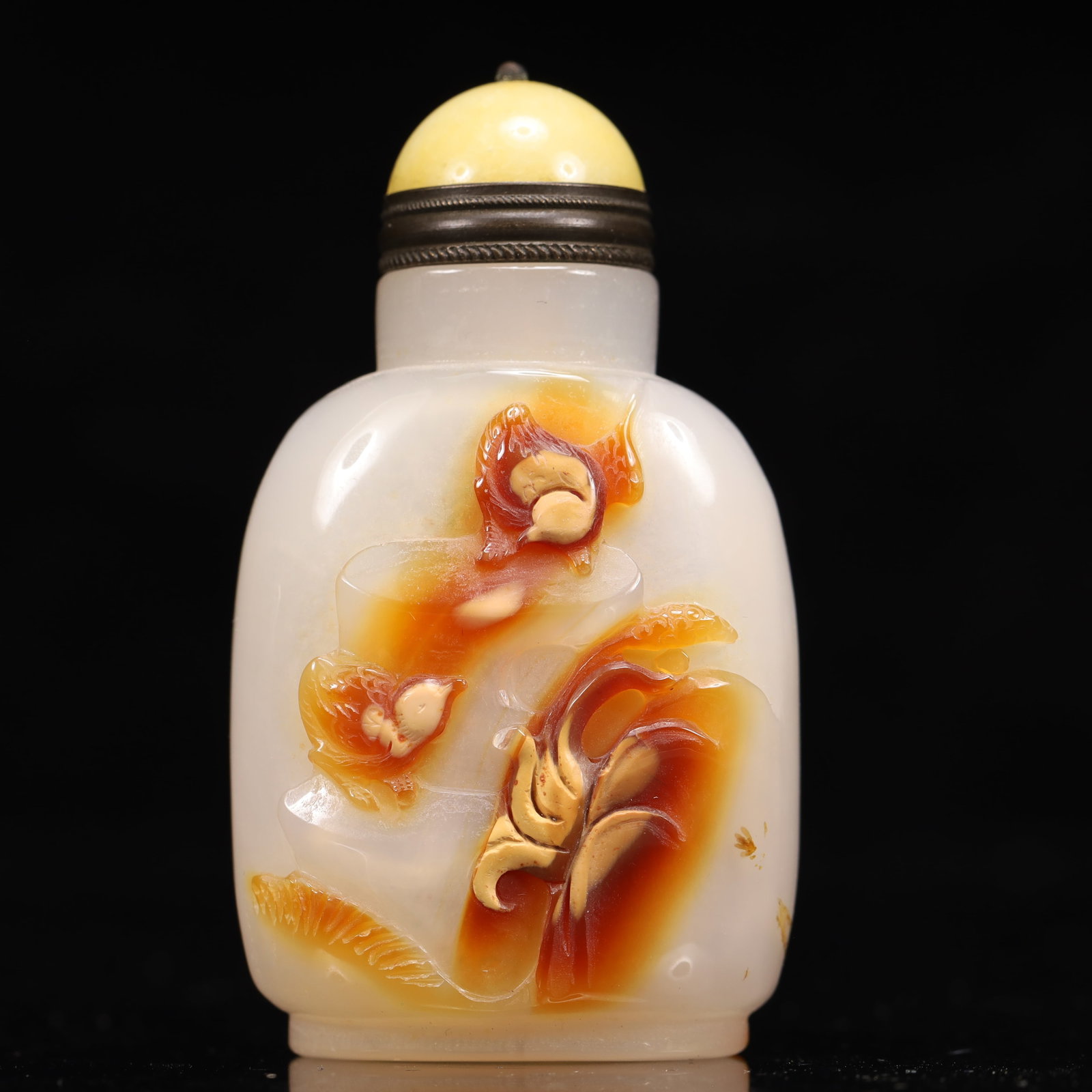 An Exquisite Agate Flower and Fruit Pattern Snuff Bottle: An Exquisite Agate Flower and Fruit Pattern Snuff Bottle,Qing Dynasty, China,Size:1.8inx1inx3.3in,Weight:91g