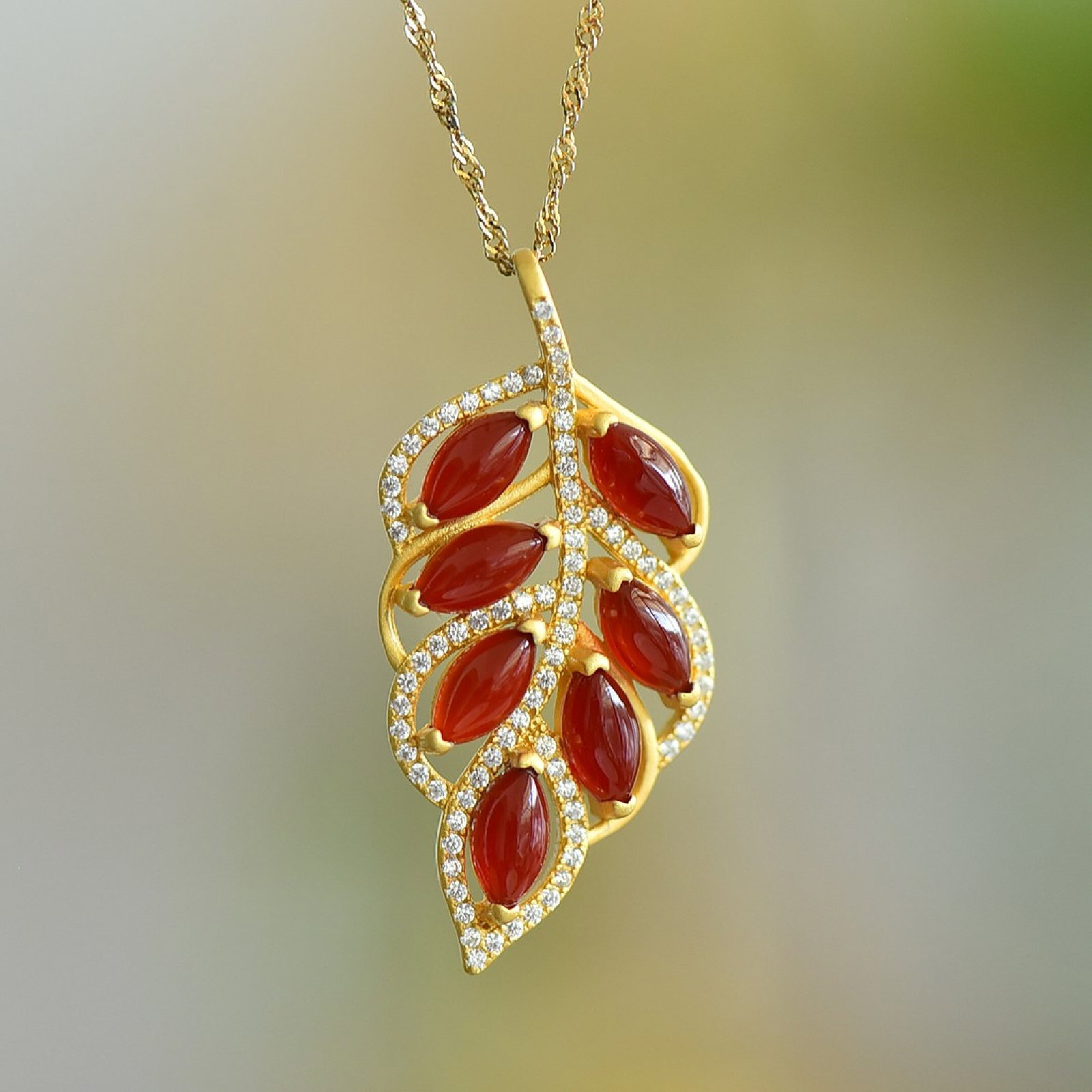 An Exquisite Sterling Silver-Gold Plated Inlaid Red Agate Necklace,Inlaid Diamond: An Exquisite Sterling Silver-Gold Plated Inlaid Red Agate Necklace,Inlaid Diamond,Size:4mmx8mm 纯银镀金镶红玛瑙项链,嵌钻石