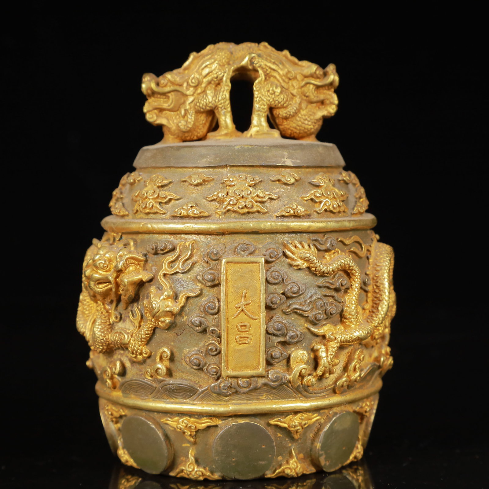 An Exquisite Gilt Silver Dragon Pattern Auspicious Beast Cover Jar: An Exquisite Gilt Silver Dragon Pattern Auspicious Beast Cover Jar,Qing Dynasty,China,Qianlong Mark,Size:3.5inx4.7in,Weight:1150g 银鎏金龙纹瑞兽盖಻