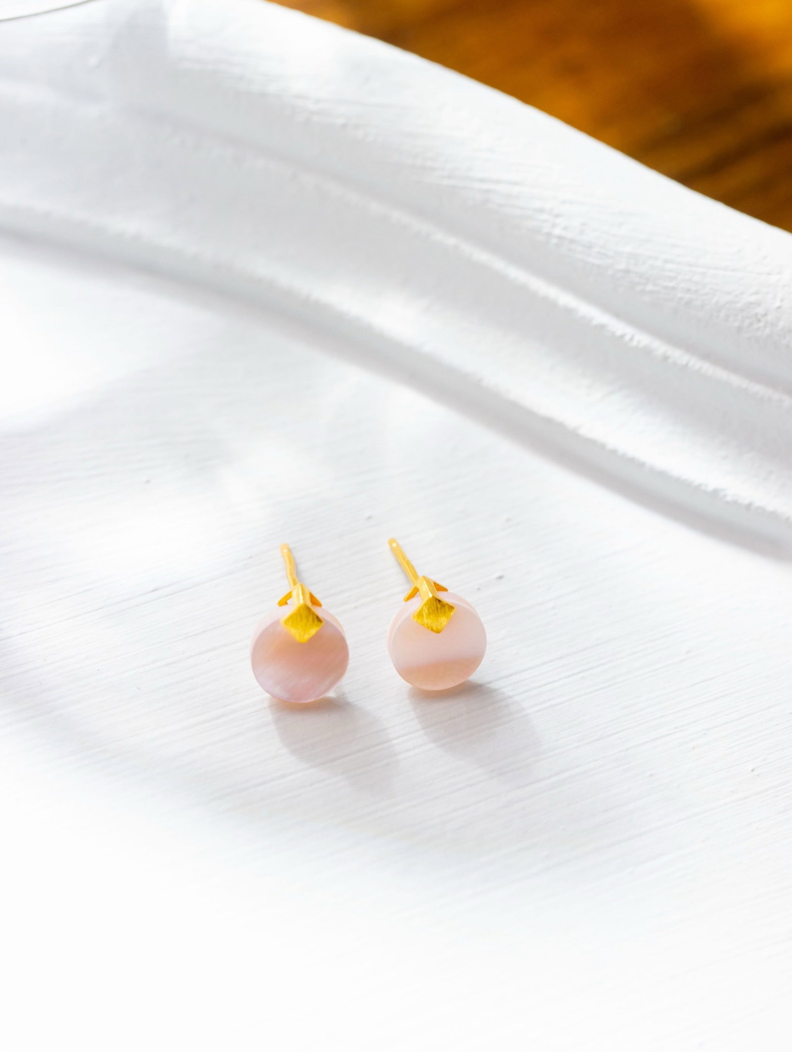 A Pair of Exquisite Sterling Silver-Gold Plated Inlaid Shell Earrings: A Pair of Exquisite Sterling Silver-Gold Plated Inlaid Shell Earrings 一对纯银镀金镶贝壳耳钉
