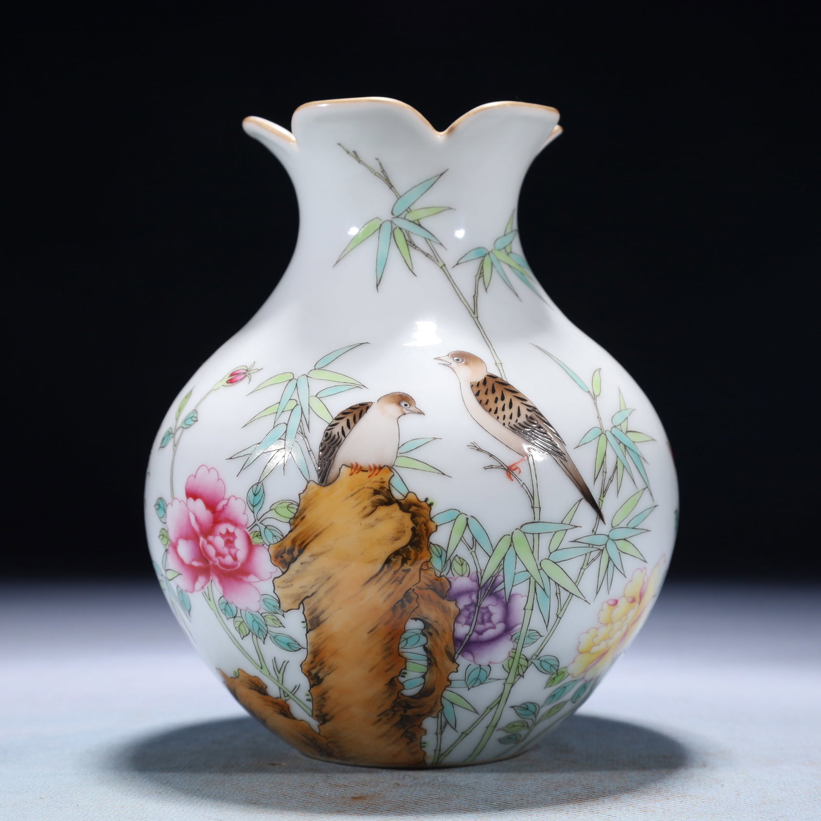 An Exquisite Famille-Rose Flower and Bird Pattern Vase,with poem: An Exquisite Famille-Rose Flower and Bird Pattern Vase,with poem,Qing Dynasty,China,Qianlong Six-character Mark,Size:4.3inx5.5in,Weight:500g